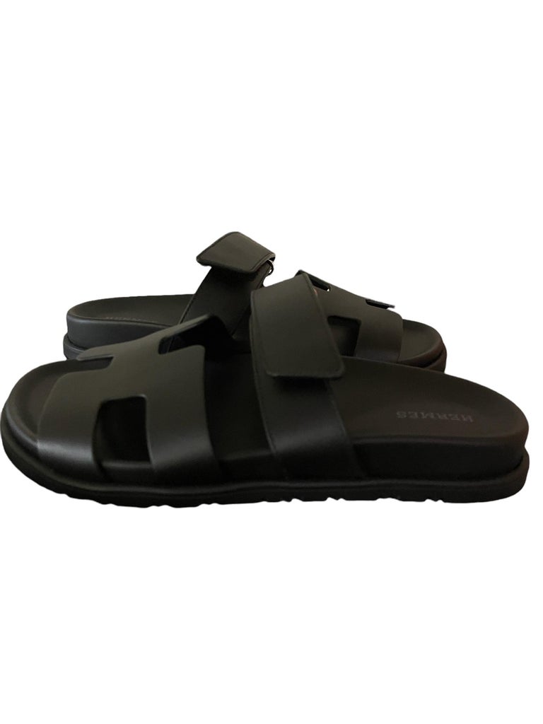 Sandales Hermès Chypre Cuir Veau Noir Taille 36.5 EU – Neuves En Boîte | Cuir Italien | Semelle Plate
