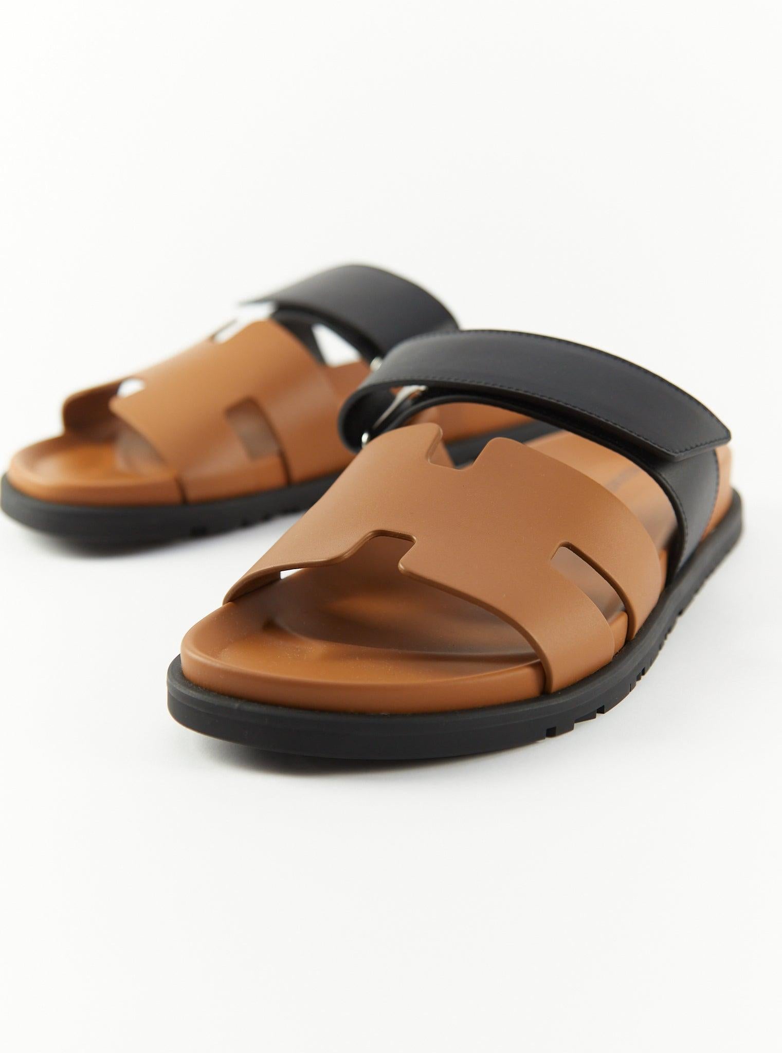 Hermès Techno-sandal in calfskin with rubber sole and adjustable strap

Black and Gold Calfskin Leather 

Accompanied by: Hermès box, dust bags and ribbon

Men's Size 40