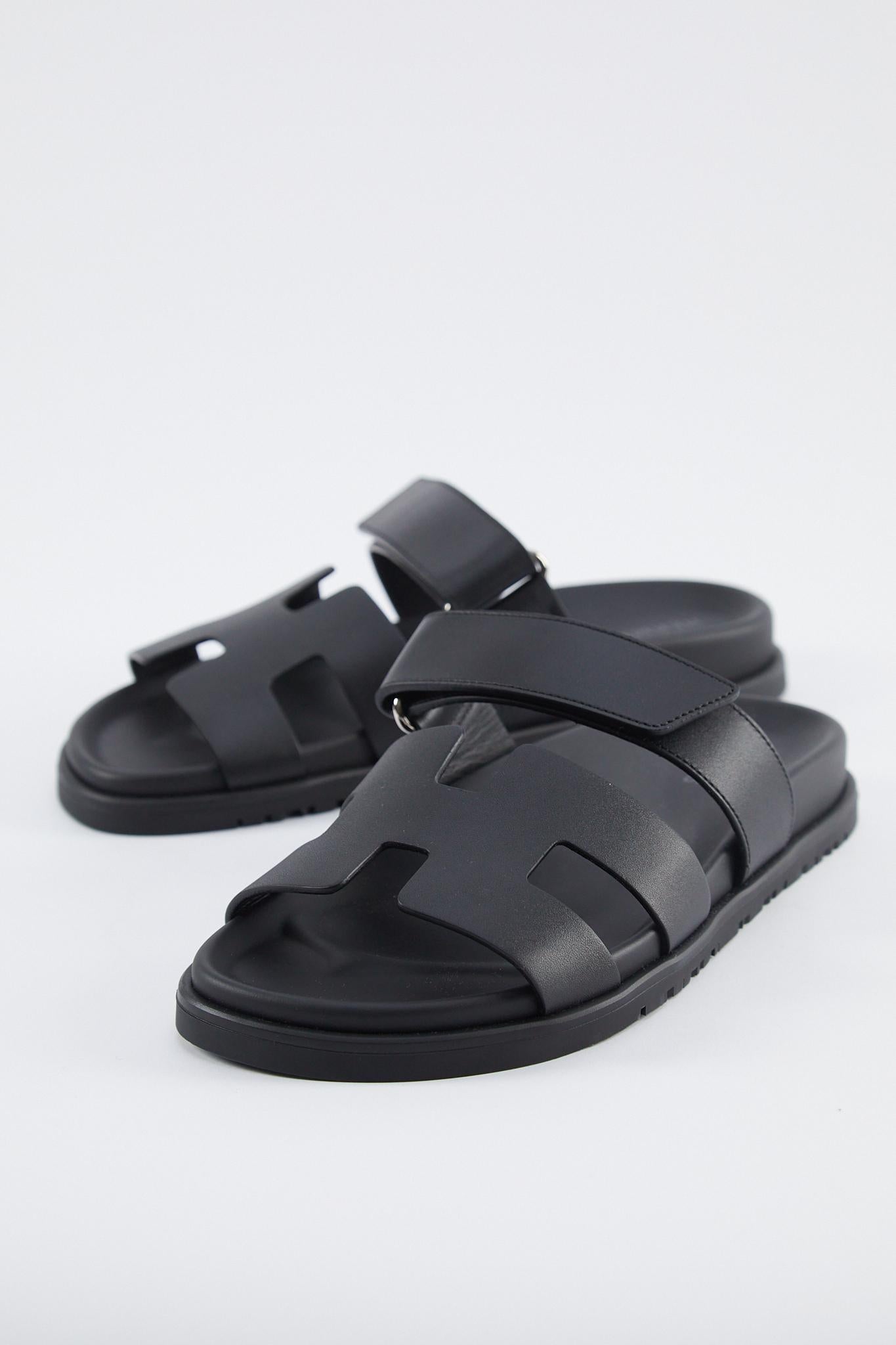 Hermès Chypre Techno-sandal in Swift with rubber sole and adjustable strap

Black calfskin insole and goatskin lining 

Accompanied by: Hermès box, dust bags and ribbon

Size 35.5