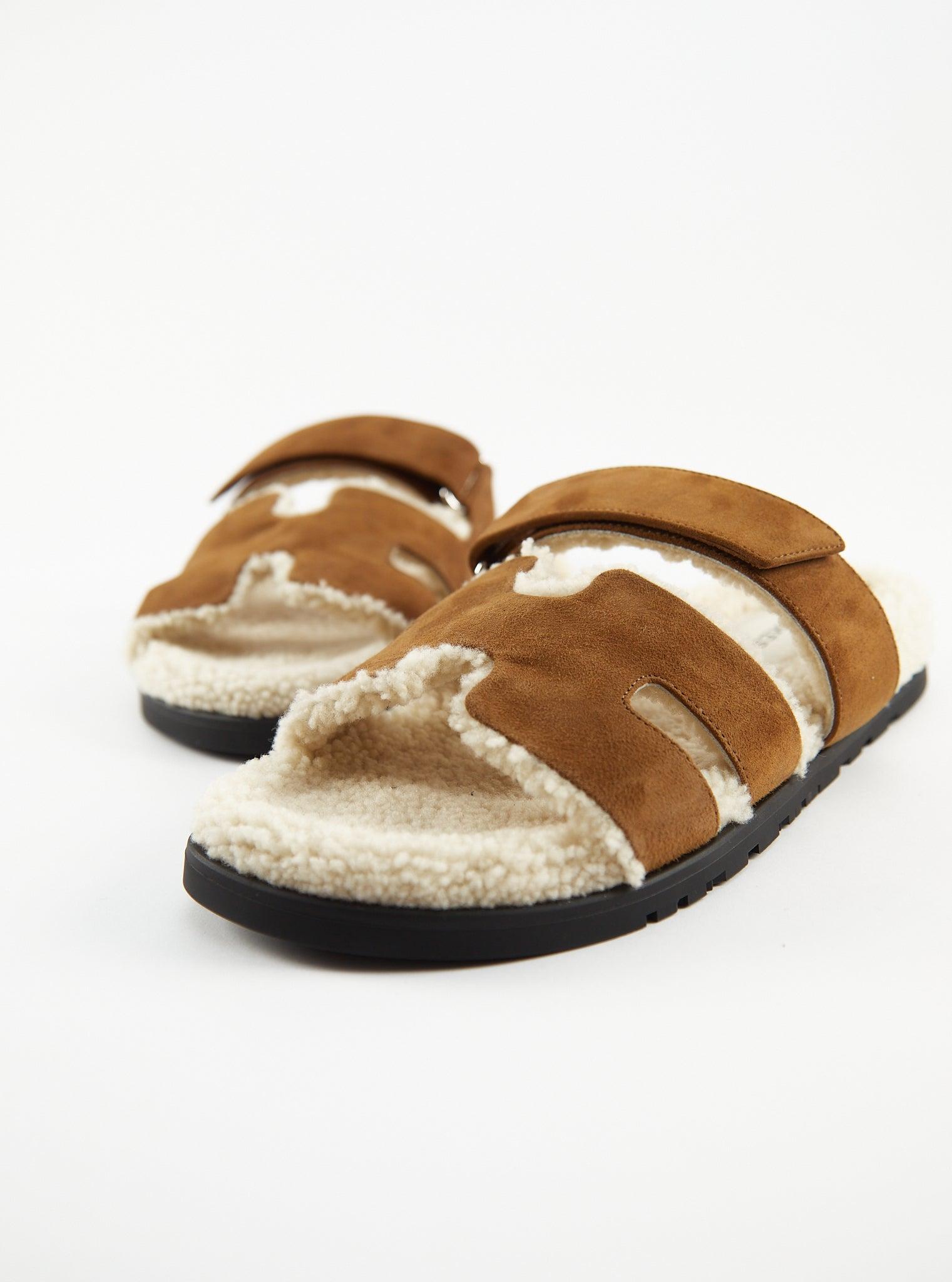 Hermès shearling Chypre techno-sandal in suede & woolskin with rubber sole and adjustable strap

Brun Fumé / Écru

Suede Upper

Natural Woolskin insole

Made in Italy 

Accompanied by: Hermès box, dust bags and ribbon

Men's Size 43.5

*Damaged box