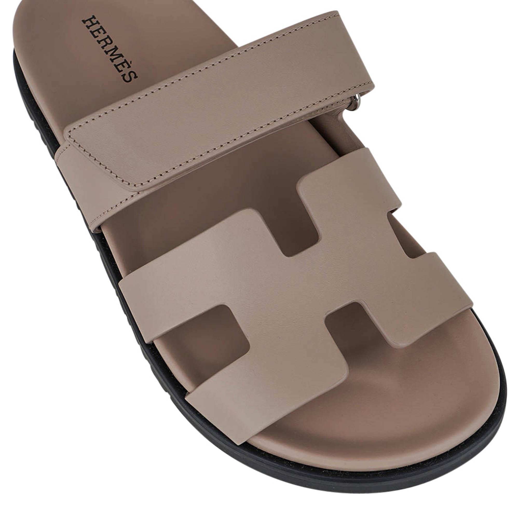 Mightychic offers a pair of limited edition Mastic Hermes Chypre sandals.
A warm nude for neutral perfection.
Calfskin with black anatomical insole and H embossed Black rubber sole.
Strap across foot is adjustable with velcro closure.
Comes with