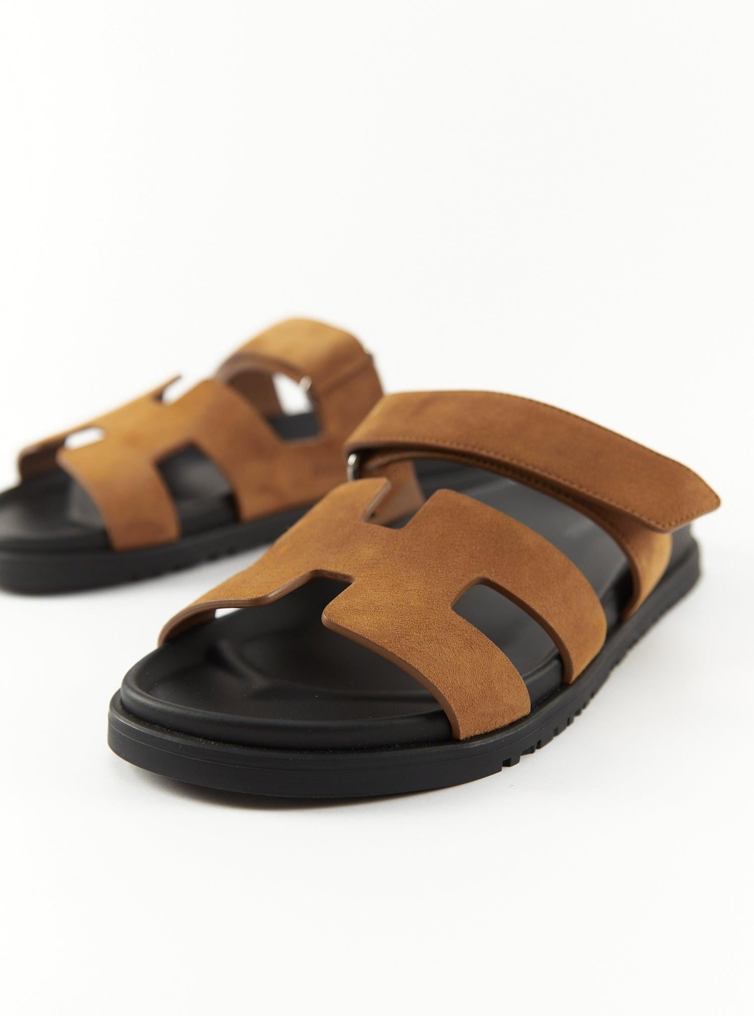 Hermès Techno-sandal in Natural

Suede goatskin with anatomical rubber sole and adjustable strap

Made in Italy

Accompanied by: Hermès box, dust bags and ribbon

Size 35