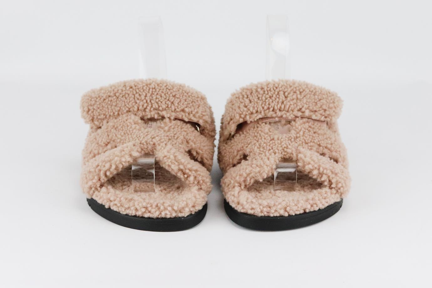 Hermès Chypre shearling and leather slides. Pink. Fastening at front. Comes with dustbag and box. Size: EU 38 (UK 5, US 8). Insole: 10 in. Heel: 1.2 in
