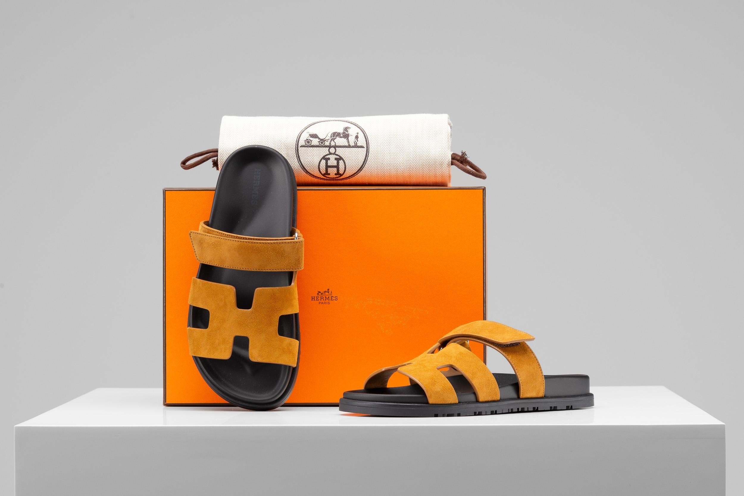 From the collection of SAVINETI we offer these new pair of Hermès Chypre Sandals:
- Brand: Hermes
- Model: Chypre Tan Sandals Suede
- Size: 37
- Year: 2023
- Condition: New, have never been used (Full-Set)
- Materials: calfskin, black rubber sole
-