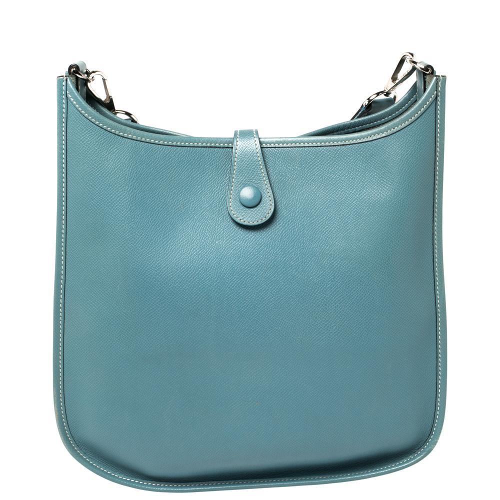 Hermes is a brand that delivers designs with art and creativity and this Evelyne is just another proof. Finely crafted from leather in a ravishing blue shade, and featuring an adjustable shoulder strap, this piece is a classic. The bag is spacious