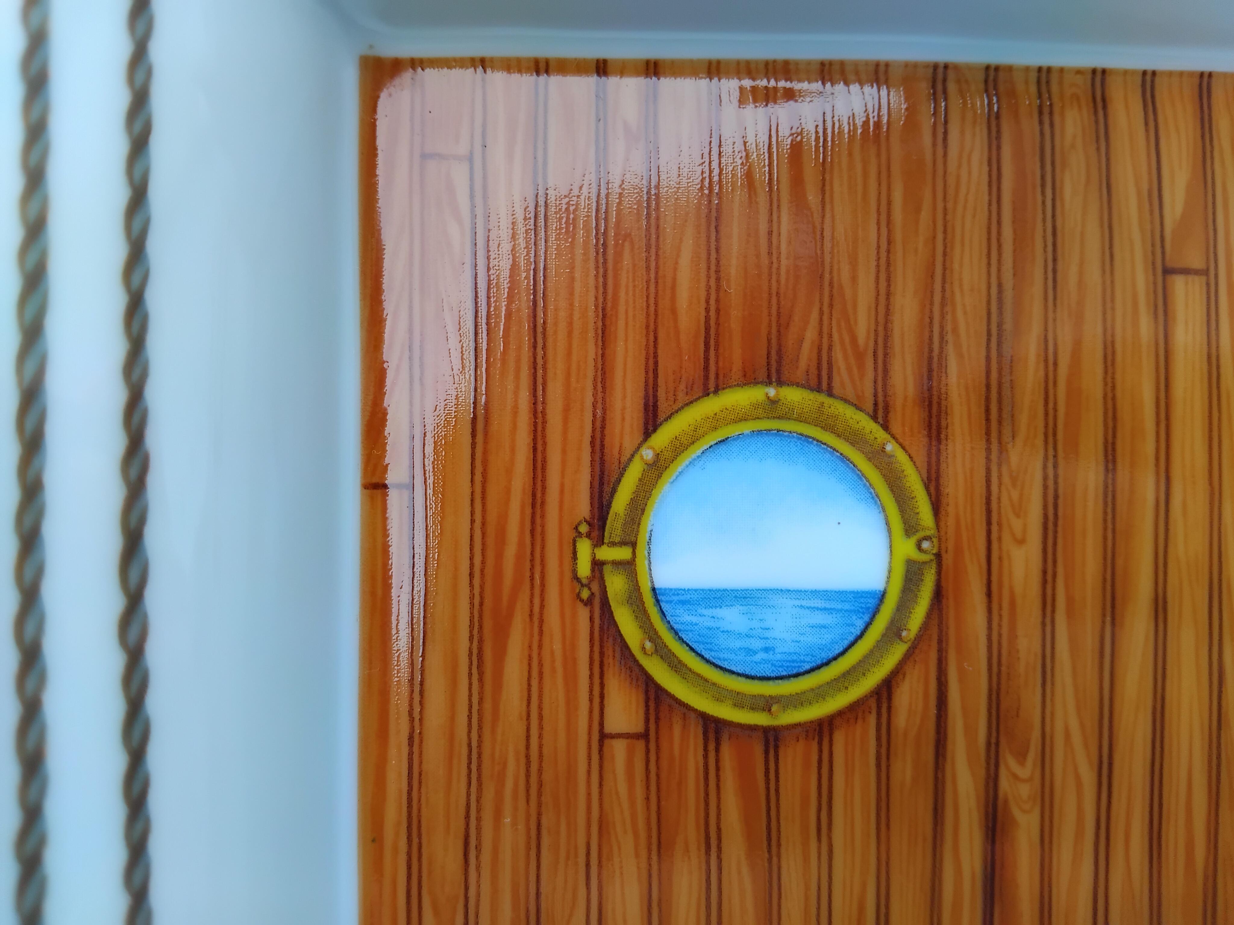 Rare and Sublime Authentic Hermès Ashtray

Print: porthole, lifebuoy and pulleys

Ideal for your yacht or perfect gift for any boat, sea, navy, navigation and sailing lover

Made in France 

Made of printed Porcelain, edges and notches hand painted