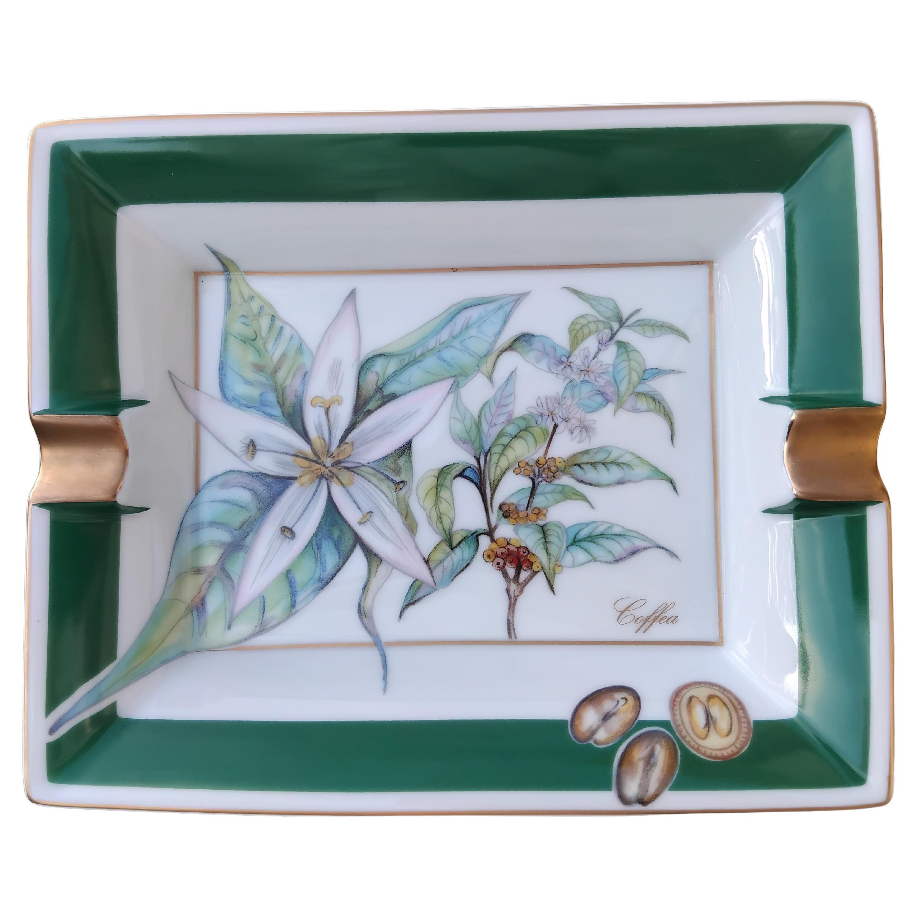 Fermati a guardare tutte le foto di questo posacenere autentico di Hermès, assolutamente delizioso.

Stampa: foglie, fiori e chicchi di caffè

I disegni sono splendidi e la vernice conferisce riflessi meravigliosi.

Prodotto in Francia

Realizzato