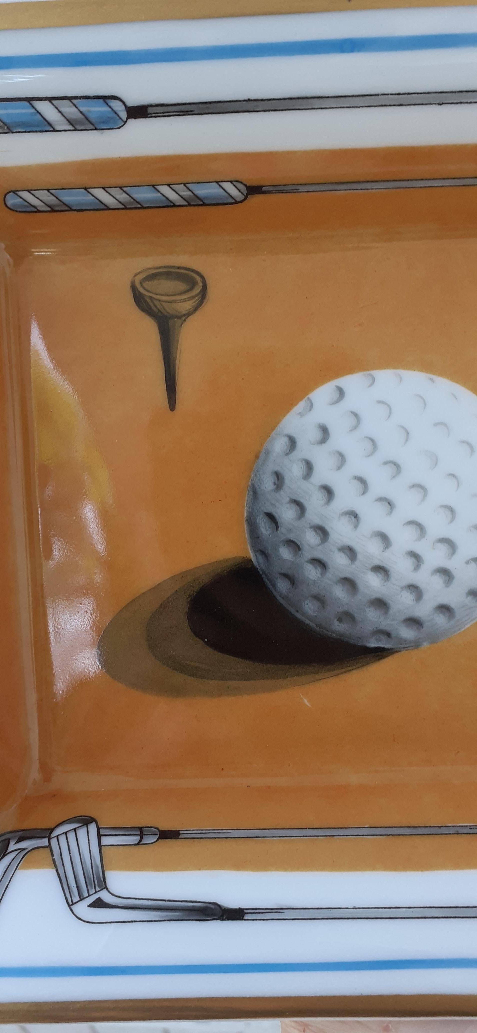 Rare et beau cendrier Hermès authentique

Imprimer : Balle de golf, clubs et tees

Fabriqué en France

Vintage By

En porcelaine, bords peints à l'or fin

Fond recouvert de cuir suédé beige

Coloris : Jaune Orange, Blanc, Bleu, Noir

