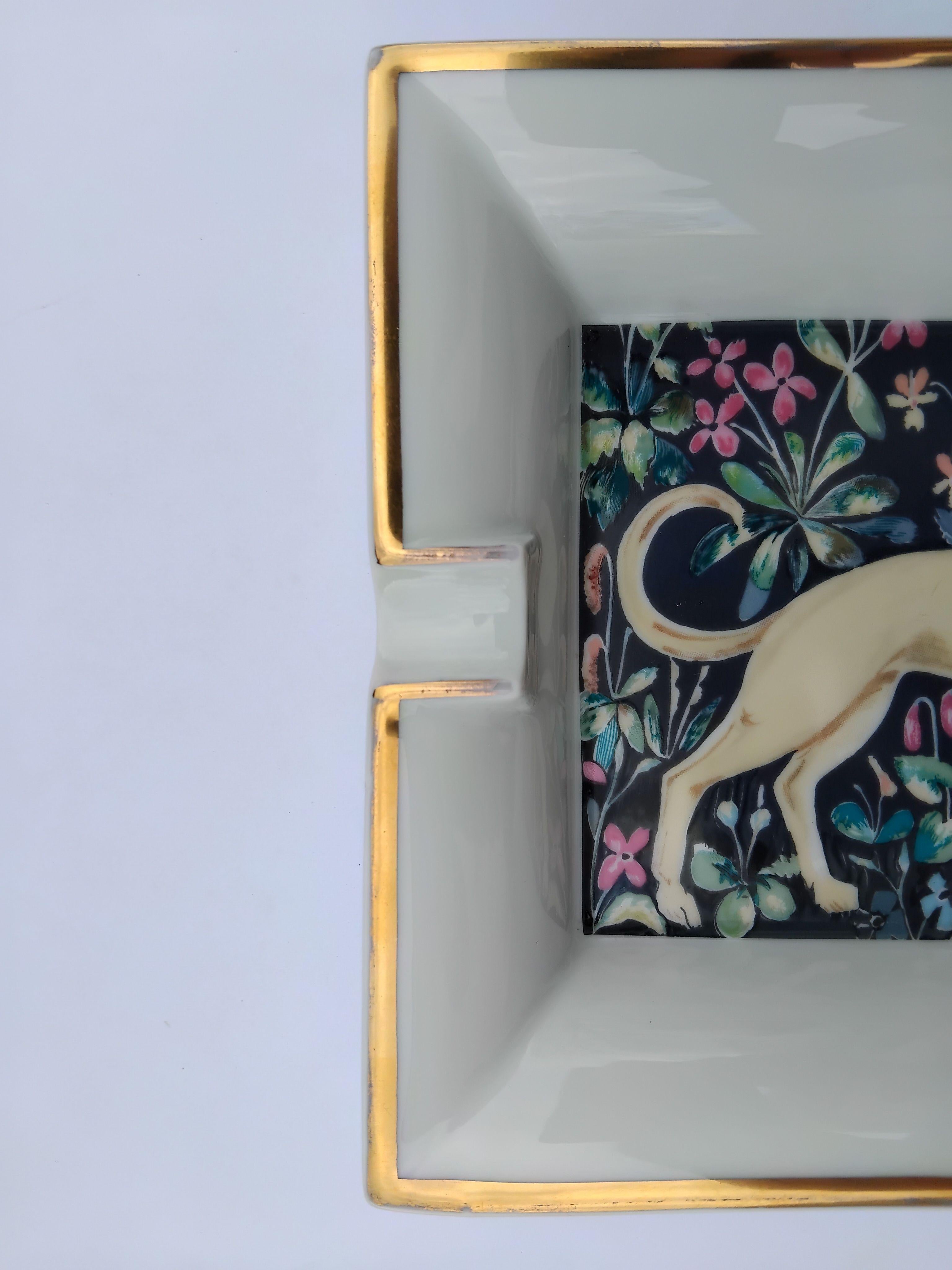 Hermès Cendrier Changeur de monnaie Impression chien lévrier en porcelaine en vente 3