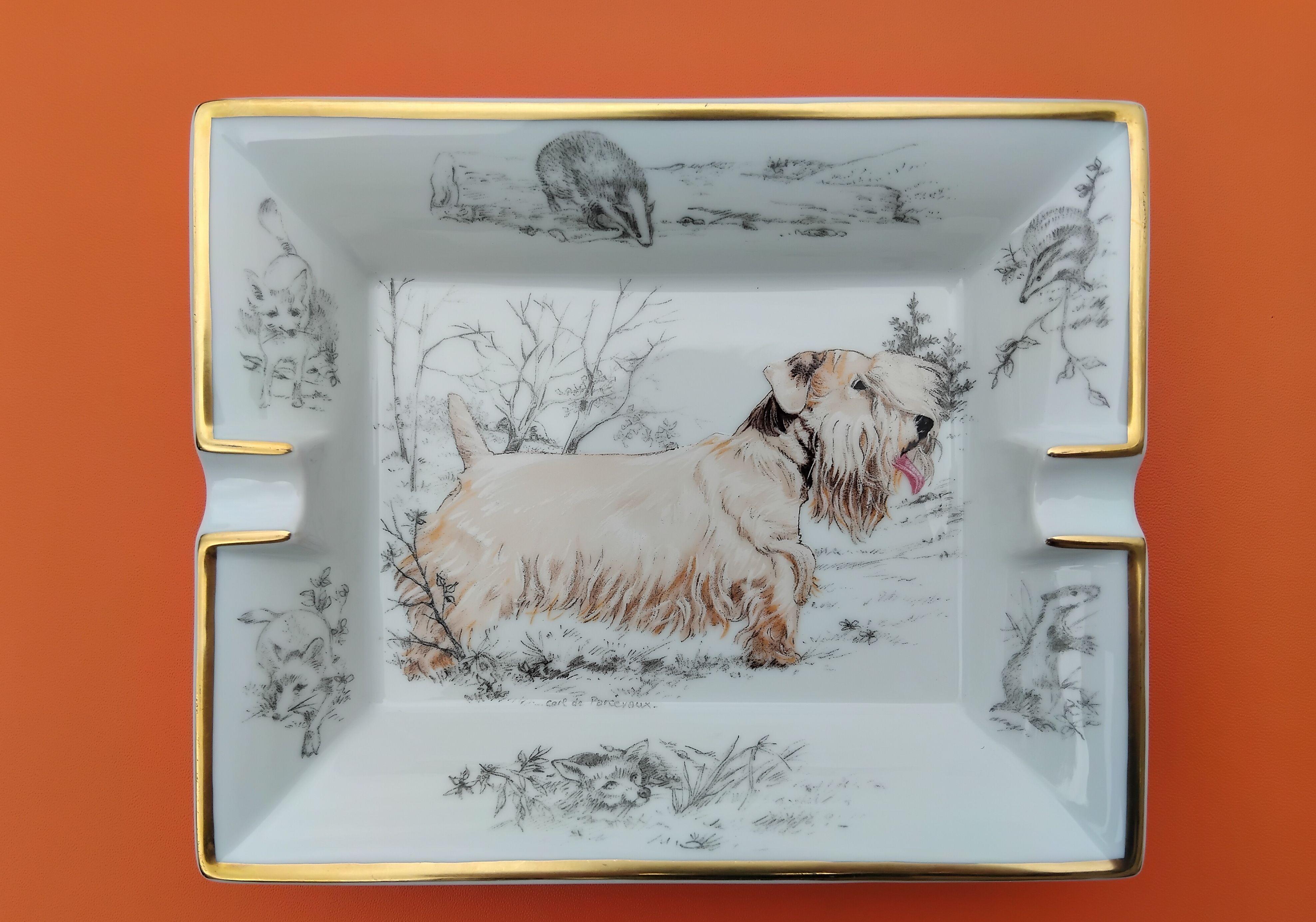 Carino e bellissimo posacenere autentico Hermès

Stampa: Sealyham Terrier con disegni a margine degli animali cacciati: volpi e tassi.

Creato da Carl de Parcevaux

Dalla collezione 