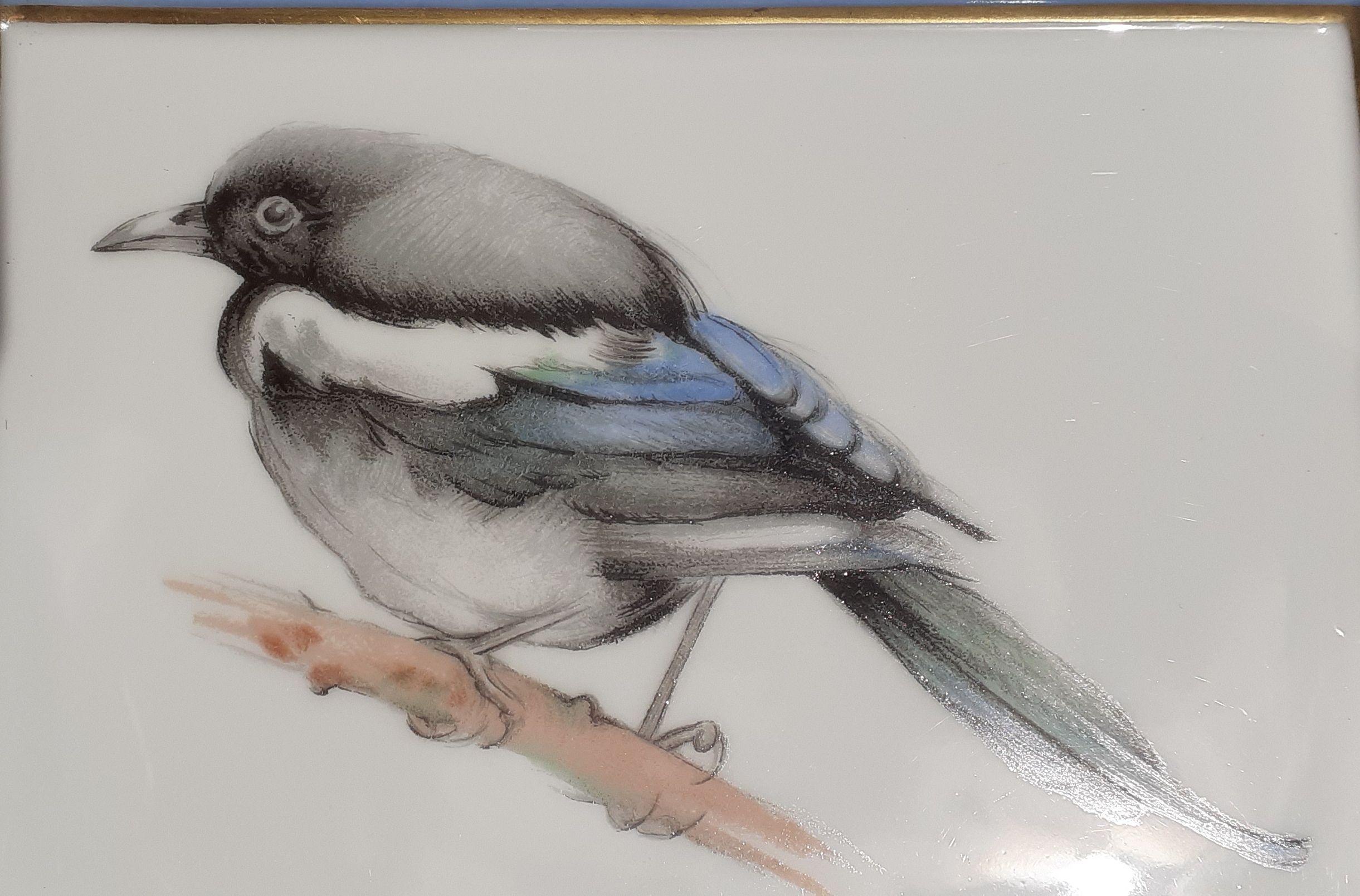 Rare and Beautiful Authentic Hermès Ashtray

Print: Tit (Mésange)

Drawing by Xavier de Poret

Made in France

Vintage item

Made of printed porcelain and edges gilded with fine gold

Grey suede leather at back, golden 