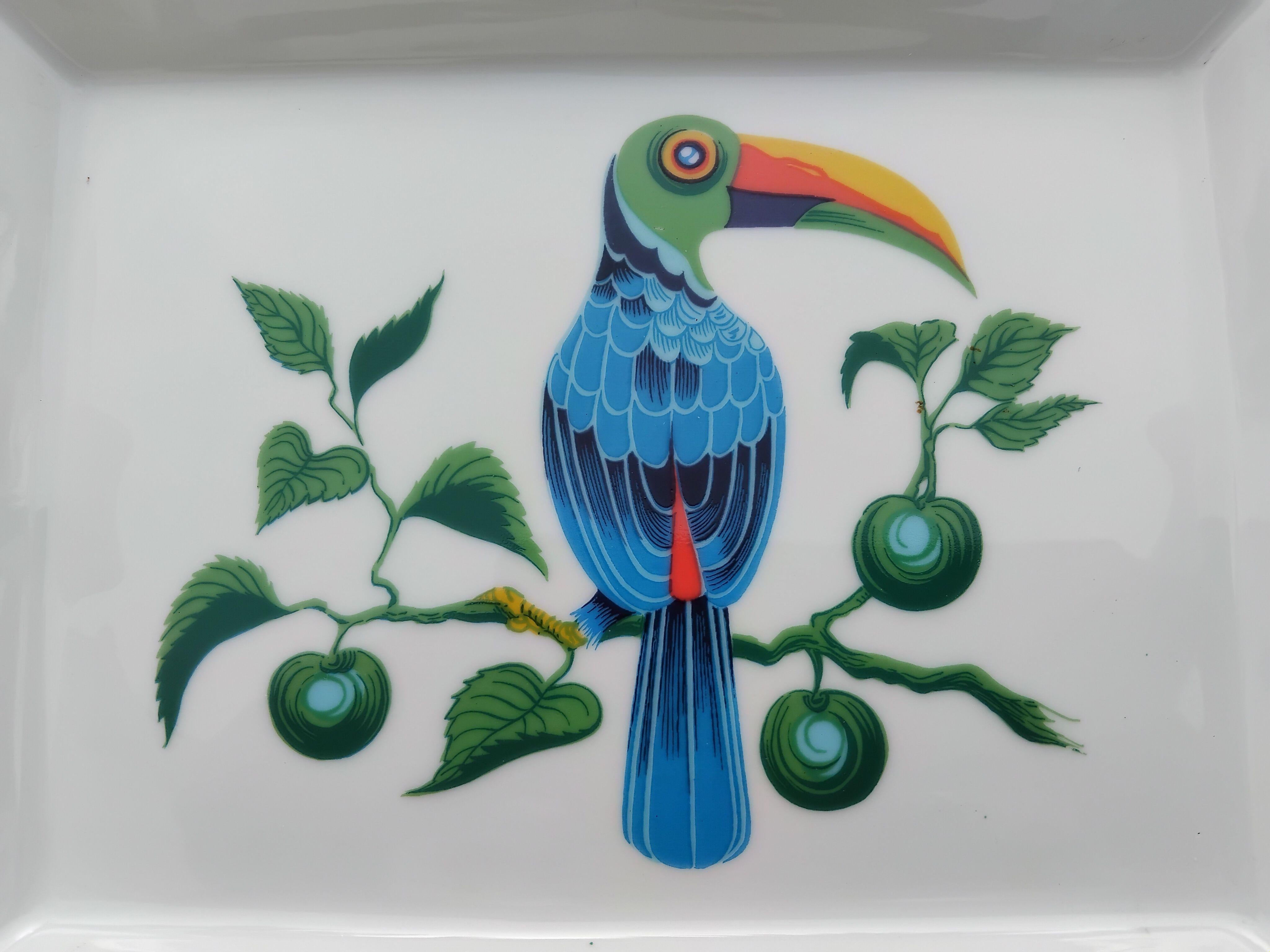 Lovely Authentic Hermès Ashtray

Print: Toucan Bird

Made in France

Vintage item

Made of porcelain, edges gilded with fine gold, bottom covered with beige suede leather

Colorways: White, Blue, Green, Golden

