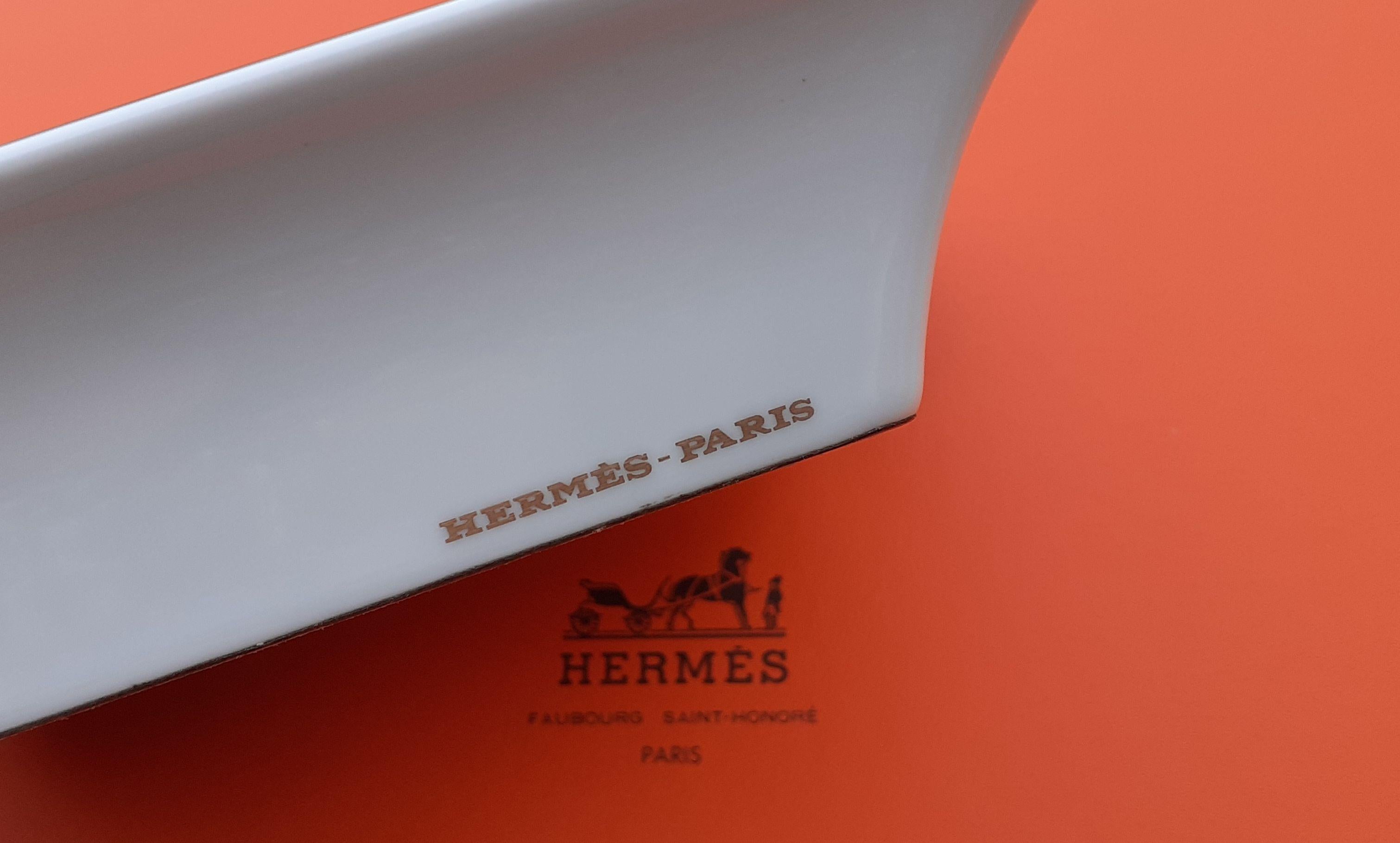 Cendrier HermèsPlateau à monnaie Impression cheval en porcelaine en vente 8