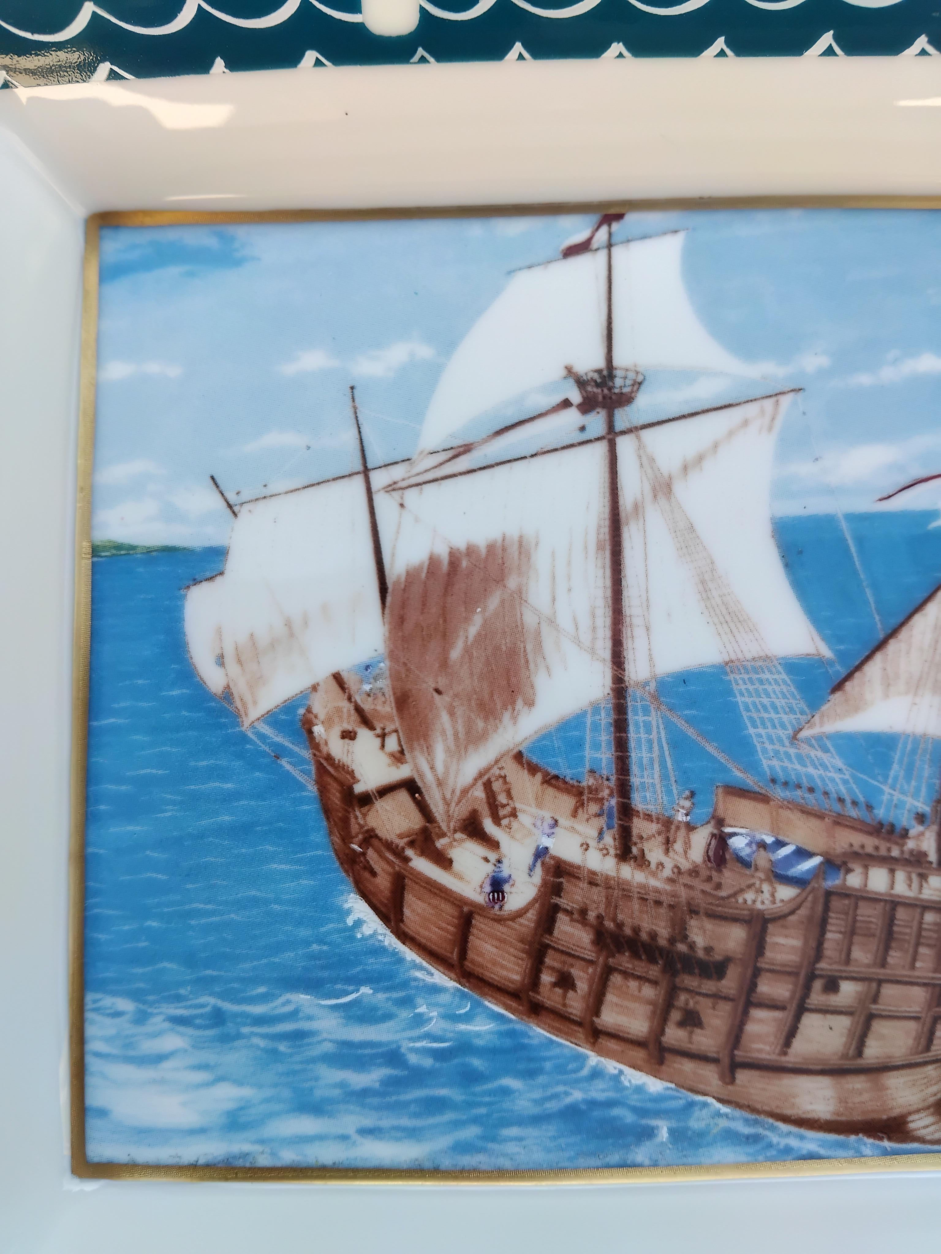 Äußerst seltener und schöner authentischer Hermès Aschenbecher

Drucken: Boot und Möwen in der oberen rechten Ecke

Es sieht aus wie das Hauptschiff der Expedition, die 