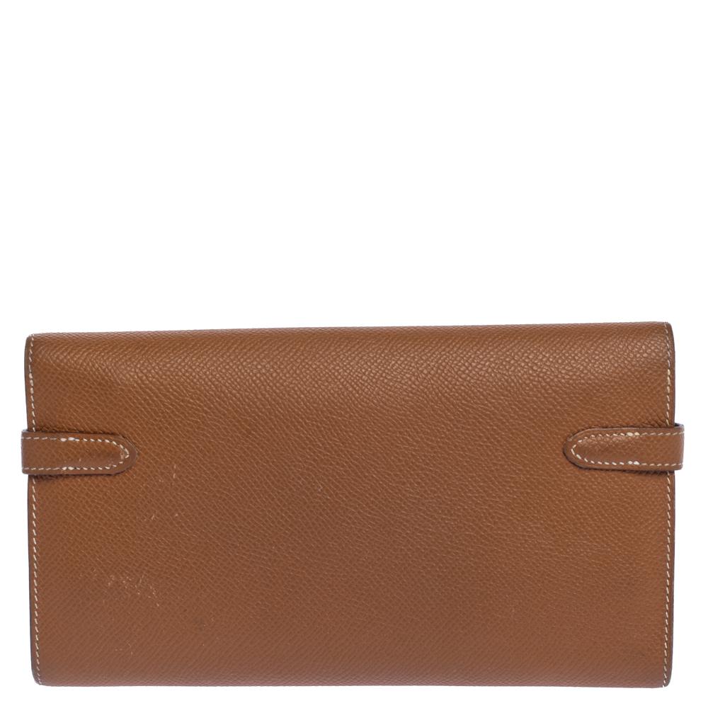 The Kelly is a name synonymous with Hermes. It is a symbol of their wondrous dedication to craftsmanship and classic style. The lock of the bag, which is a turn lock, now appears in jewelry and wallets. This long wallet also carries the iconic Kelly
