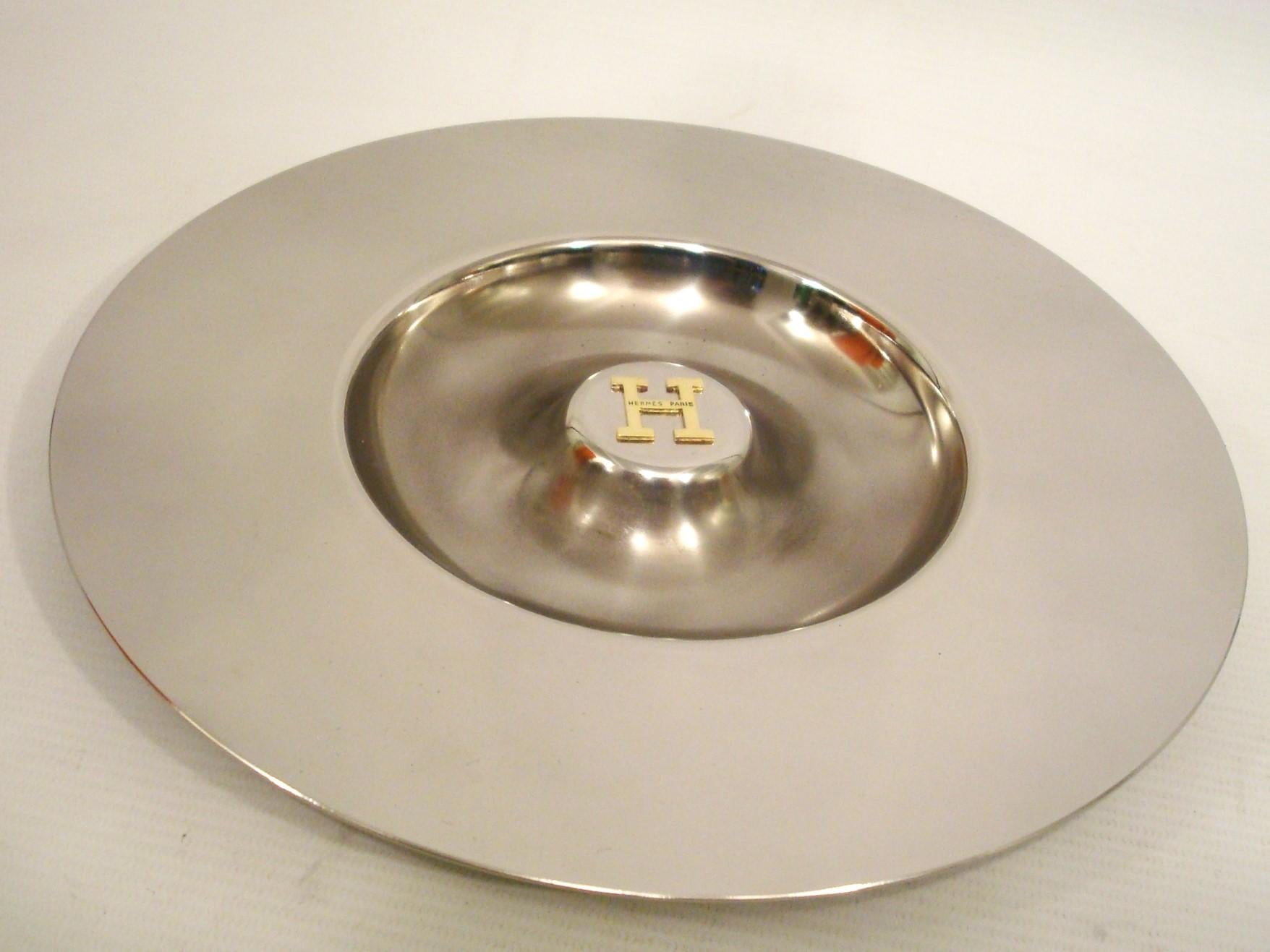 Cenicero Hermes Cigarros / Vide de Poche / Placa de Llaves. Francia años 70.

Este plato metálico Hermès con el emblema de la 