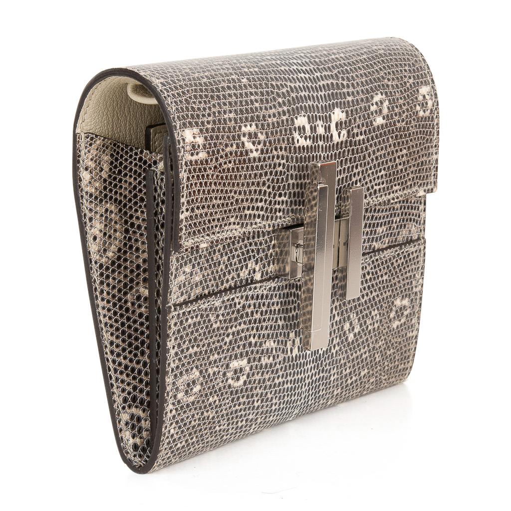 Mightchic offers an Hermes Cinhetic Mini Wallet clutch / shoulder bag featured in Ombre Lizard.
Fresh new shape Palladium hardware with an architectural H that turns easily to open.
The H is fresh and modern while maintaining timeless elements.
