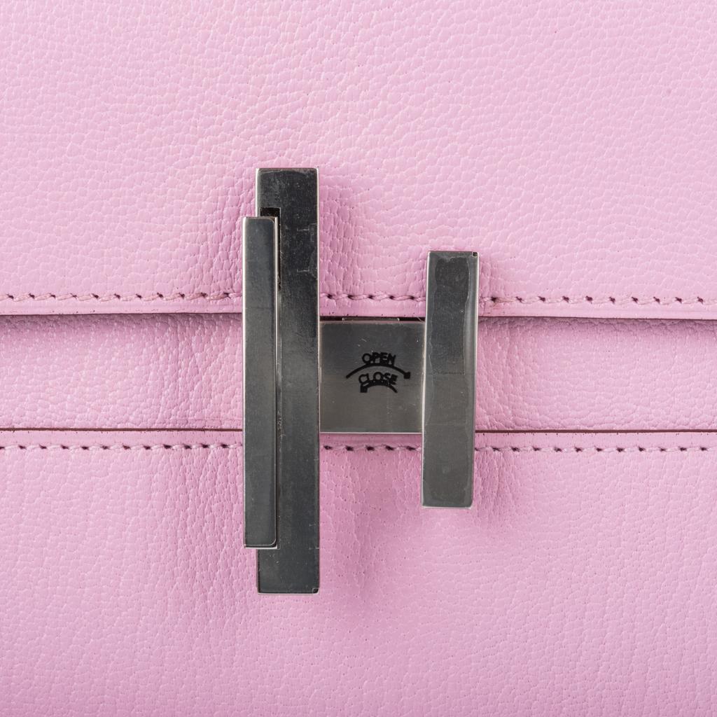 Mightychic offers a guaranteed authentic Hermes Cinhetic To Go Wallet clutch / shoulder/ crossbody bag.
Exquisite Mauve Sylvestre in coveted Chamkila Mysore Goatskin leather and palladium hardware.
Fresh new shape with architectural H that turns