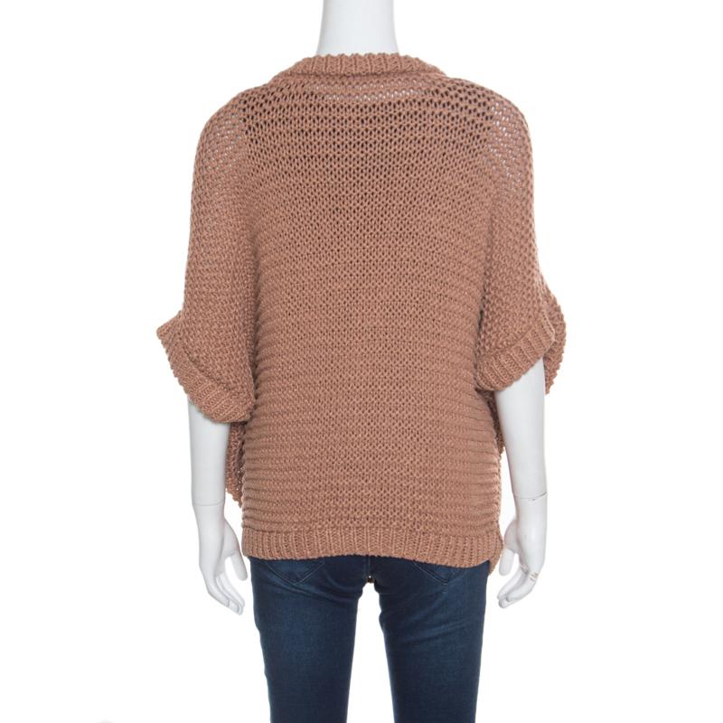 Hermes brings you this lovely sweater to make you look very stylish and win compliments from one and all! The cinnamon brown creation is made of 100% linen in an open knit design and features a relaxed silhouette. It flaunts a boat neckline and