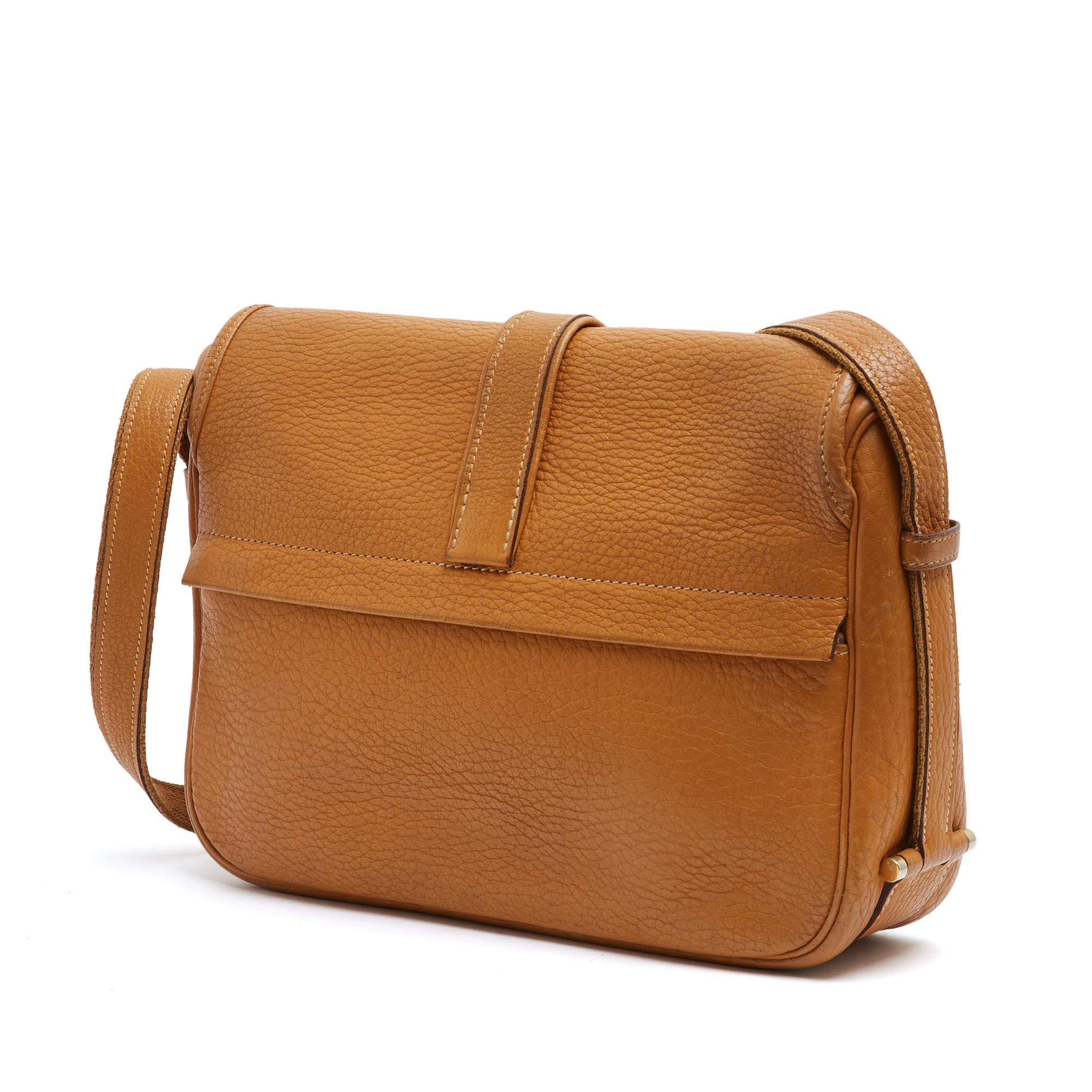 Marrone Hermès circa 1990 Sac Bandouliere Noumea Lift Gold Borsa a tracolla in pelle Hermès in vendita