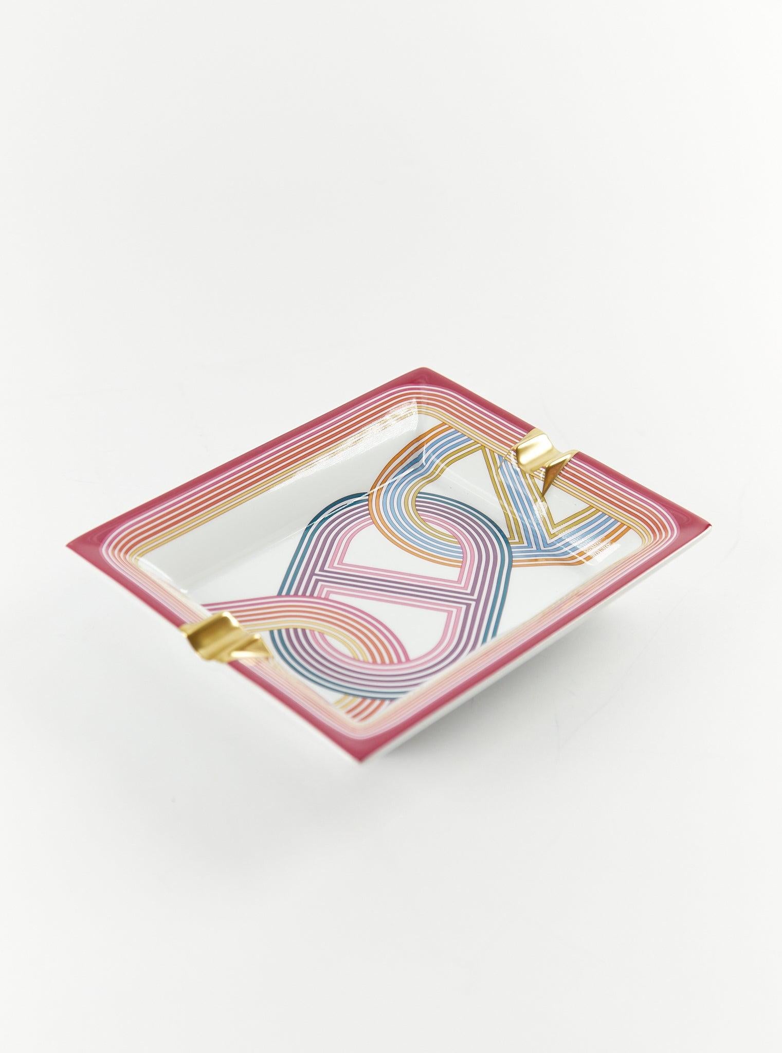 Hermès ashtray in porcelain with hand painted gold trim and velvet goatskin base

Decorated using chromolithography

