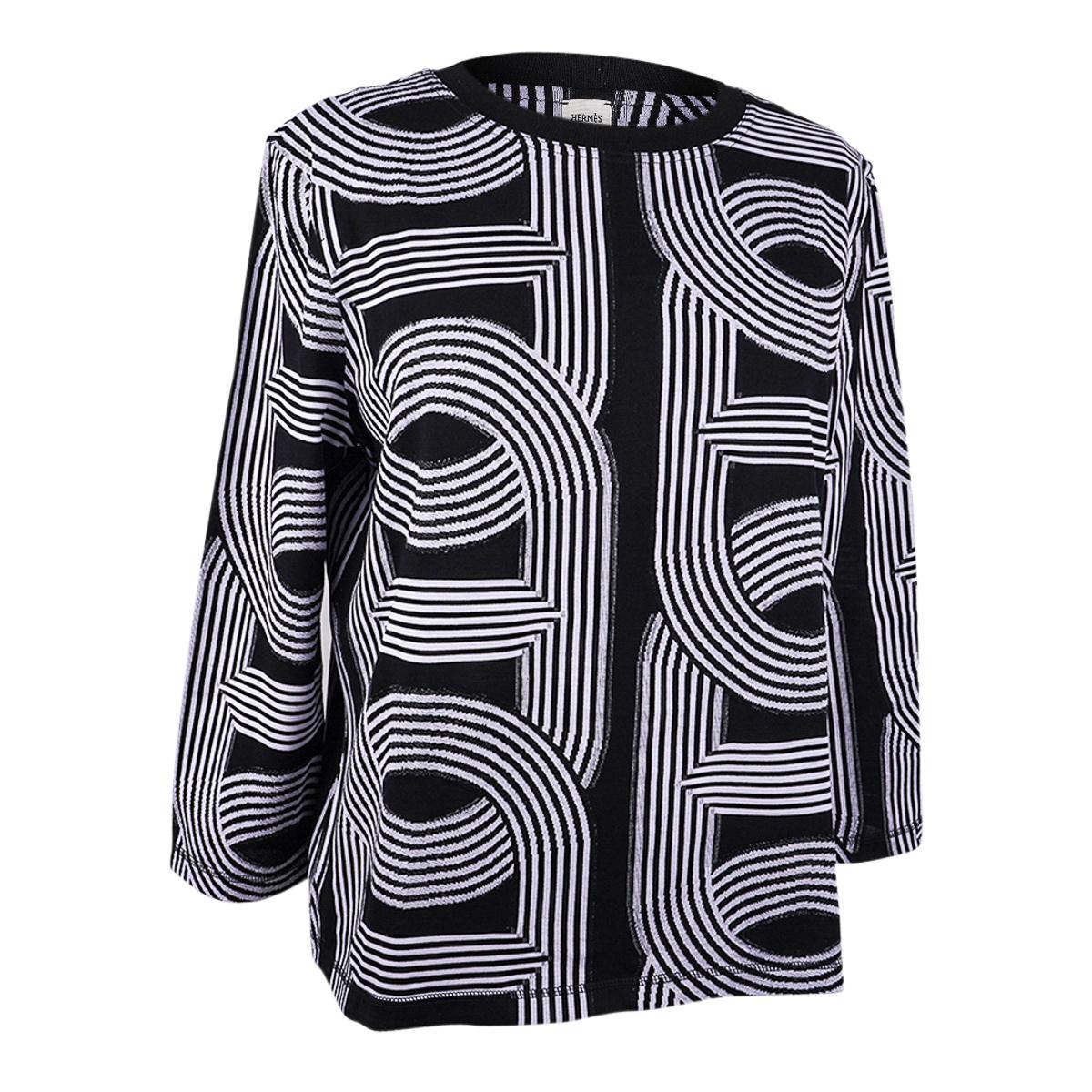 Mightychic offers an Hermes Jacquard Circuit 24 Maxi top feature in black and white.
Straight style top in a jacquard jersey.
Three quarter (3/4) length sleeves.
Black ribbed neckline.
Chic, stylish and easy to pair with a myriad of pieces in your