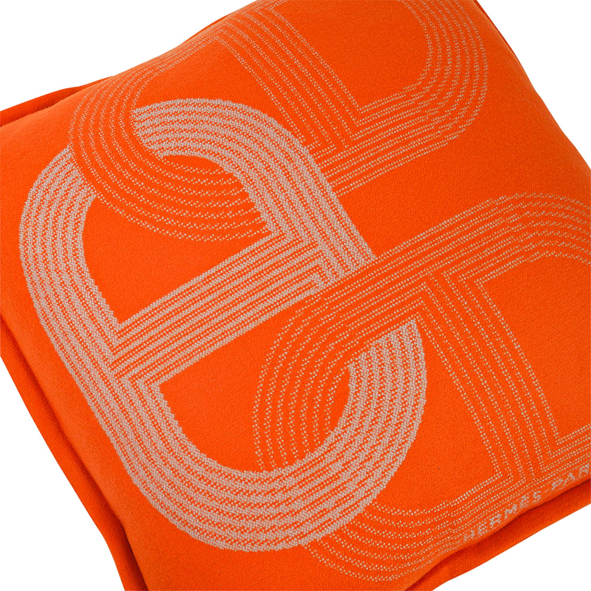 Mightychic offers an Hermes Circuit 24 Pillow featured in Orange colorway.
Created from 100% Merino Wool this fabulous blanket is a chic addition to any room.
Designed by Benoit-Pierre in 2012 this is a contemporary take on the emblem Chaine