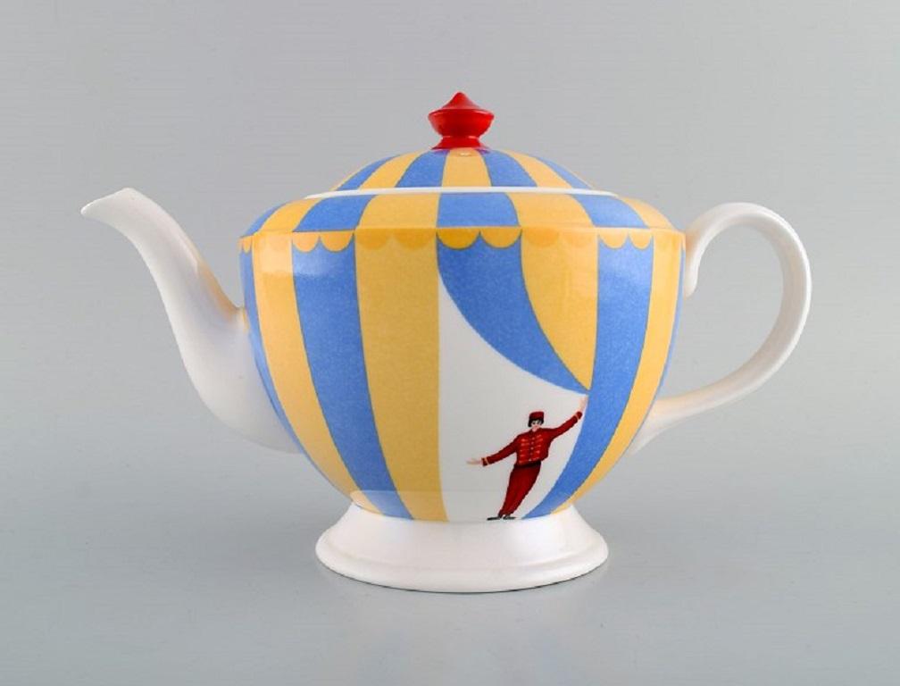 Service à thé du cirque Hermès. Théière, pot à crème et sucrier en porcelaine. Fin du 20e siècle.
La théière mesure : 27,5 x 17,5 cm.
Le sucrier mesure : 14 x 11 cm.
En parfait état.
Estampillé.