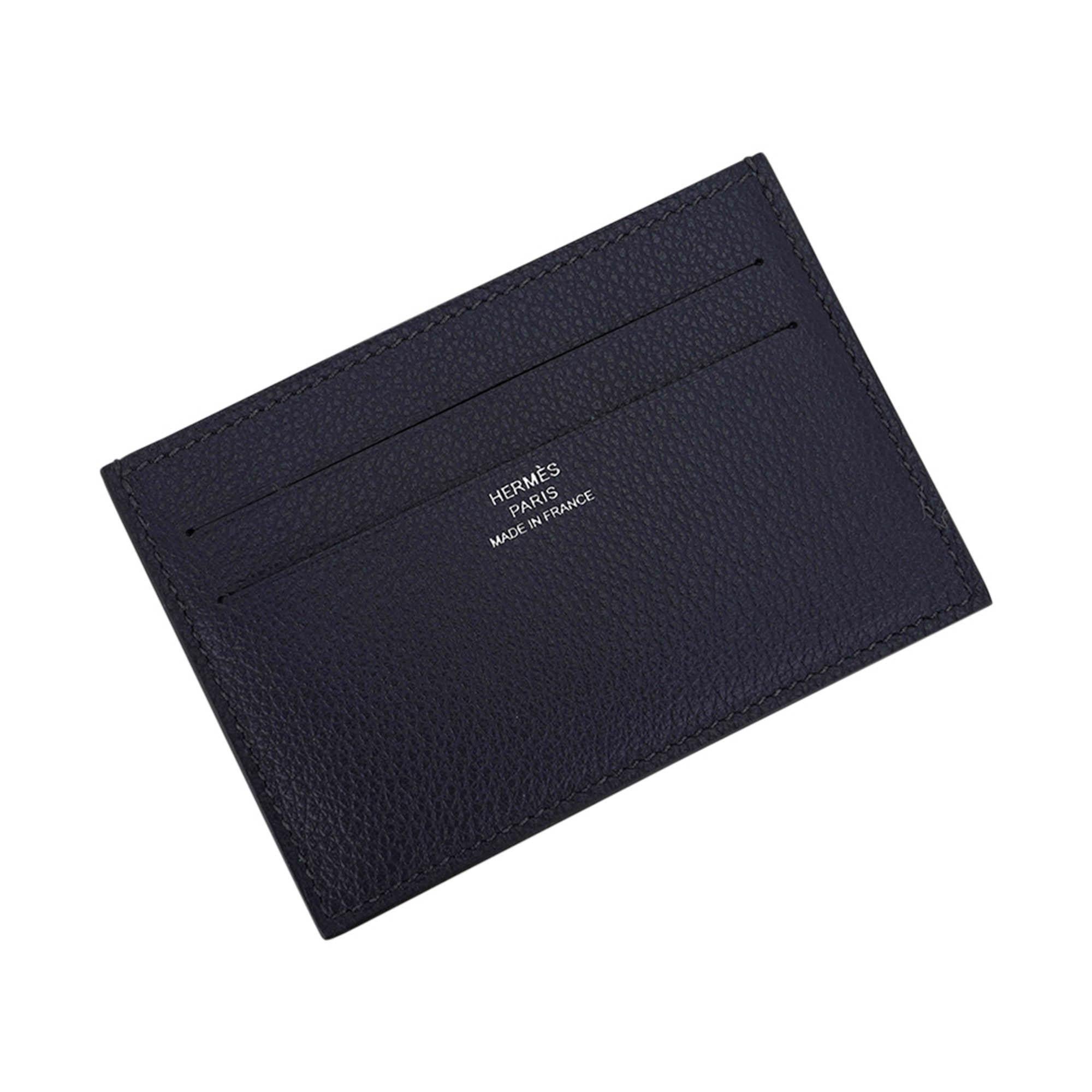 Mightychic offers an Hermes Citizen Twill Card Holder featured in Blue Nuit.
Interior printed silk lining is in Blues and Green.
The card holder has 2 slots for business and or credit cards in front and 2 rear slots.
A center opening could