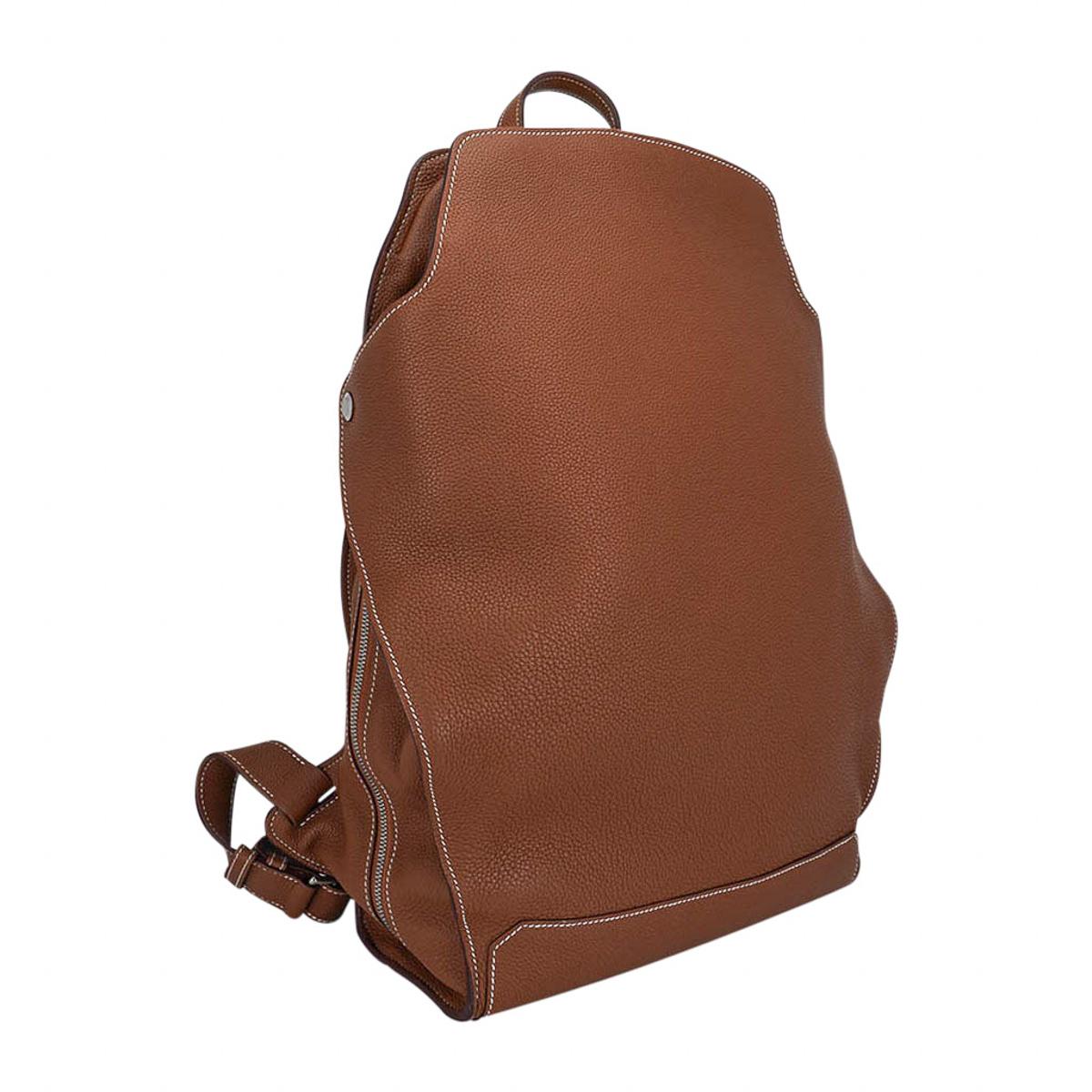 Guaranteed authentic Limited Edition Hermes 30 CityBack gentleman's Gold backpack.
Sleek and chic in Togo leather with Palladium hardware.
Beautifully shaped adjustable straps and top handle.
Side design detail with palladium snaps
Interior has slot