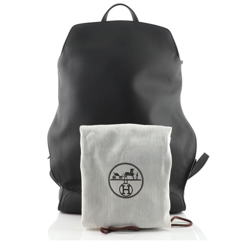Condition : Très bien. Froissement et éraflures mineures sur l'extérieur et la sangle:: fissure sur les bords en cire de la poignée et de la base de la sangle:: éraflures sur le matériel. 
Accessoires : Sac à poussière
Mesures : Poignée tombante
