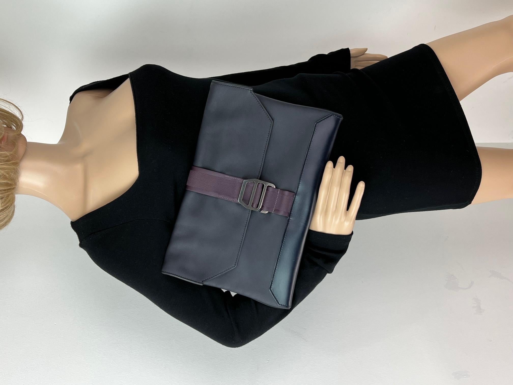 HERMÈS Cityslide Pouch Evercolor Indigo Leather Messenger Bag Clutch  en vente 6