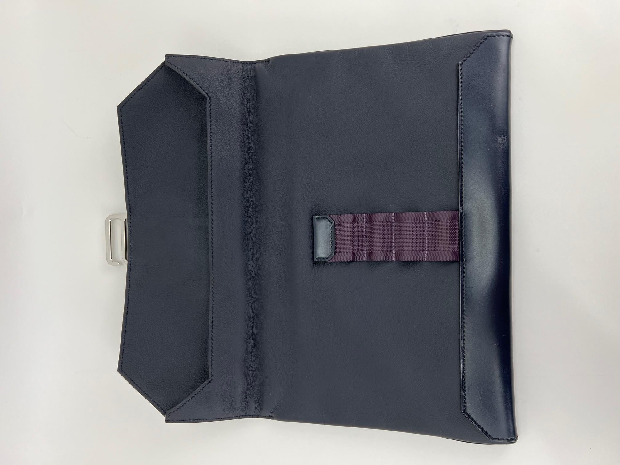 HERMÈS Cityslide Pouch Evercolor Indigo Leather Messenger Bag Clutch  Bon état - En vente à Freehold, NJ