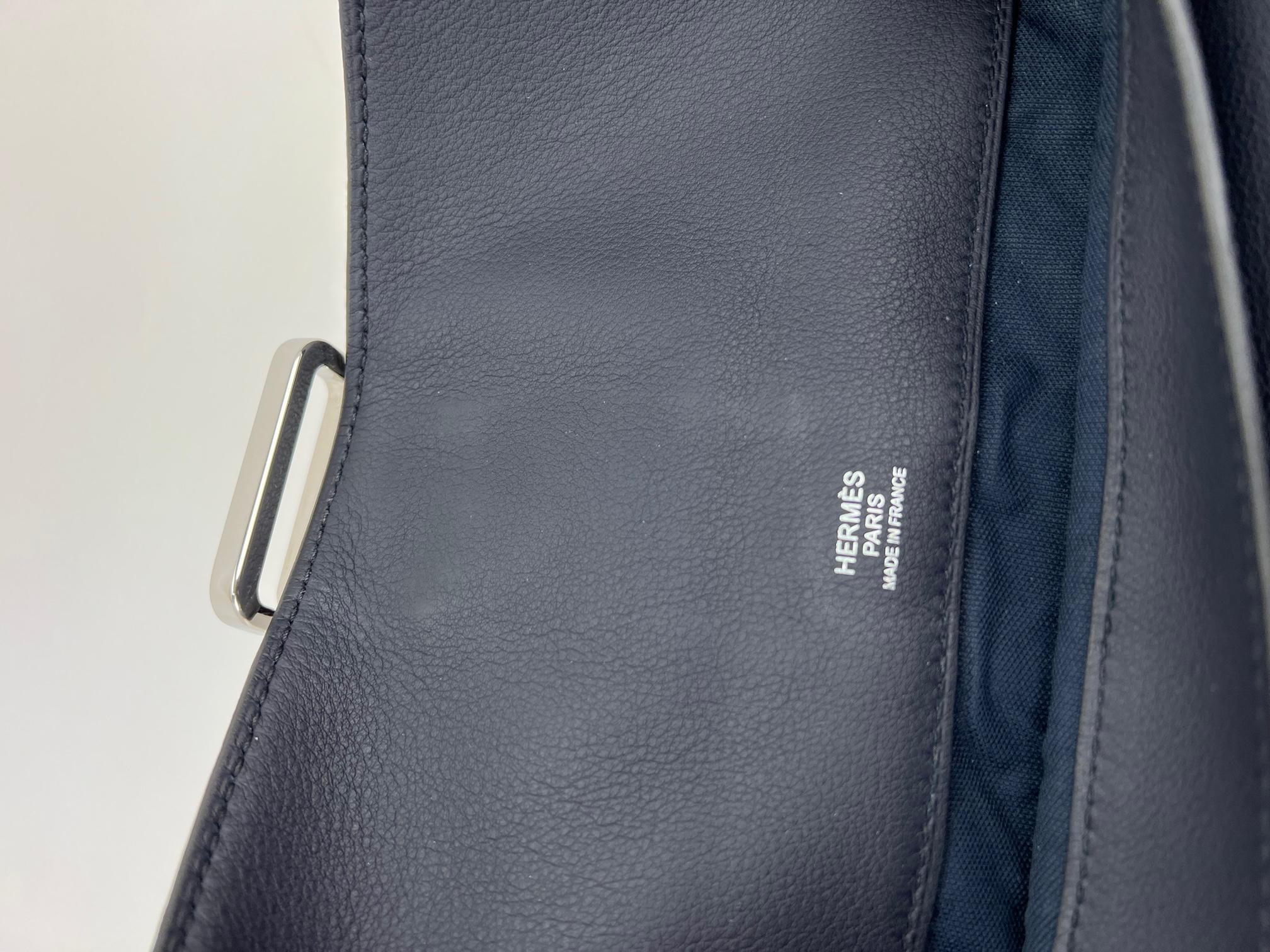 HERMÈS Cityslide Pouch Evercolor Indigo Leather Messenger Bag Clutch  Unisexe en vente