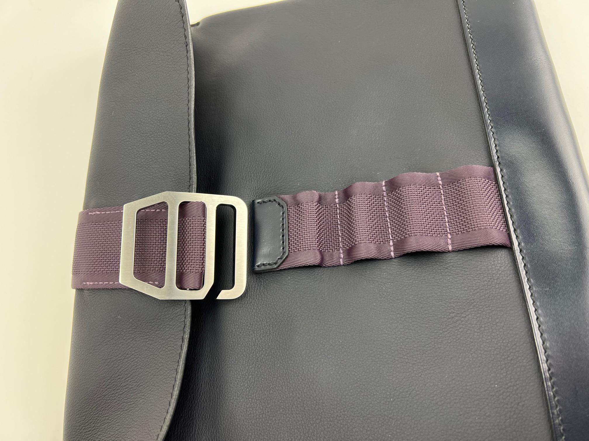 HERMÈS Cityslide Pouch Evercolor Indigo Blue Leather Messenger Bag Clutch  In Good Condition For Sale In Freehold, NJ