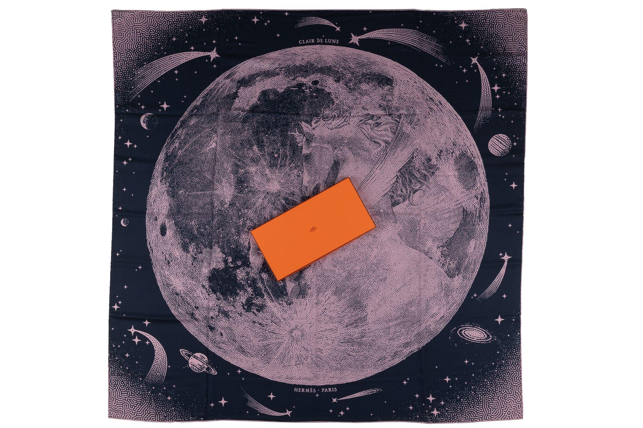Questo è uno scialle di Hermès in seta e cachemire Clair De Lune in bianco e nero. Questa splendida sciarpa è composta al 70% da cashmere e al 30% da seta e presenta un bellissimo motivo su sfondo bianco e nero. Viene fornito con la scatola