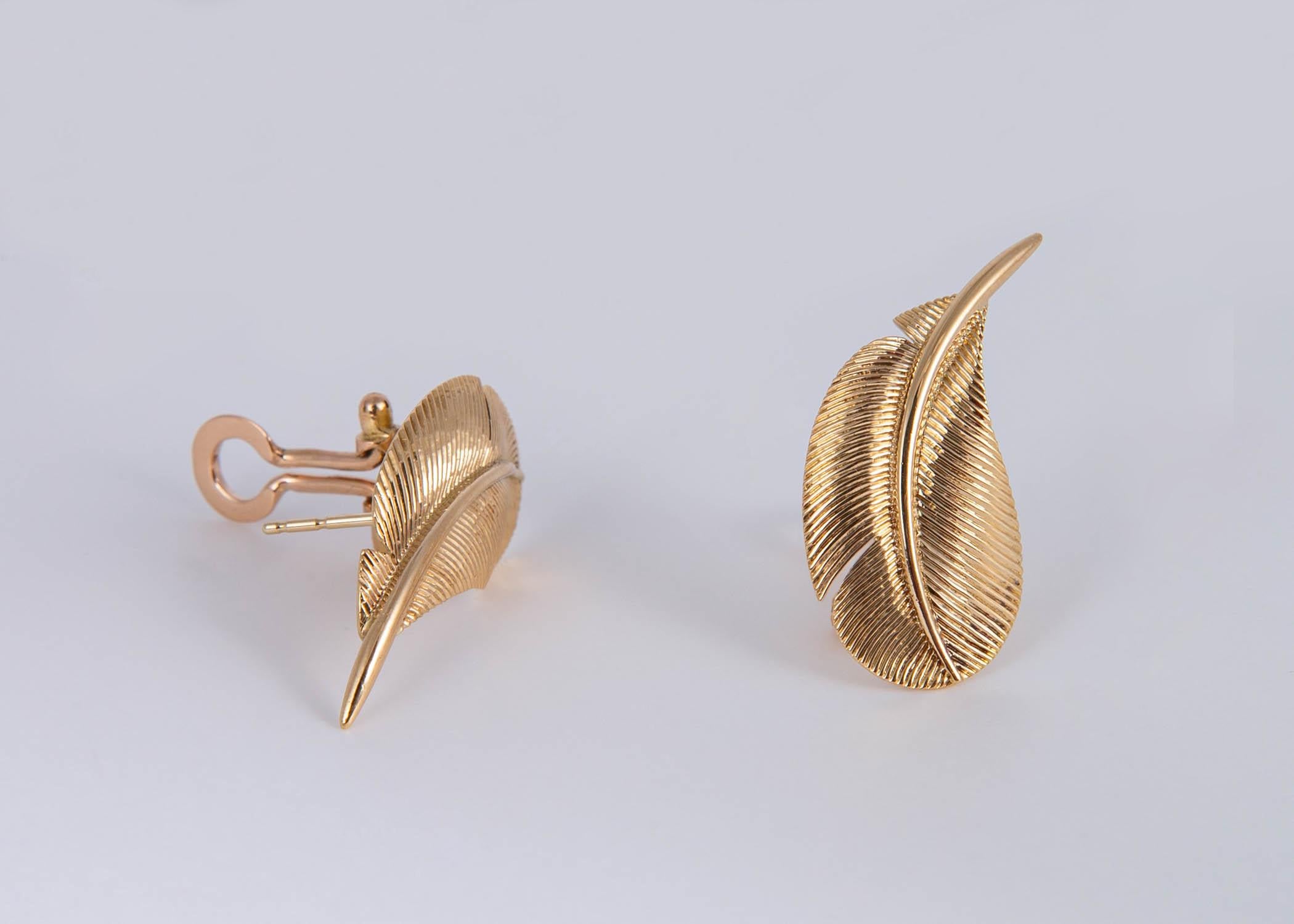 This classic feather design earring is a perfect example of Hermes quality and design. Beautifully detailed signed Hermes with French Eagle hallmark.  1 inch in length. 