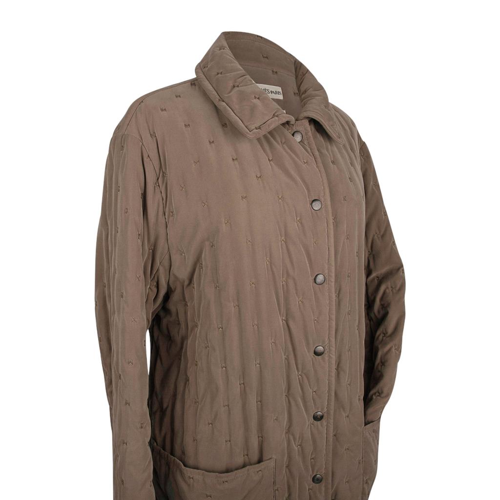 Garantie authentique Hermes Paddock jacket taupe qui est si neutre et fabuleux sur n'importe quel ton de peau.
Poitrine simple avec 6 boutons-pression signés HERMES dans une couleur ruthénium foncée.
2 grandes poches avec une petite poche à fente à