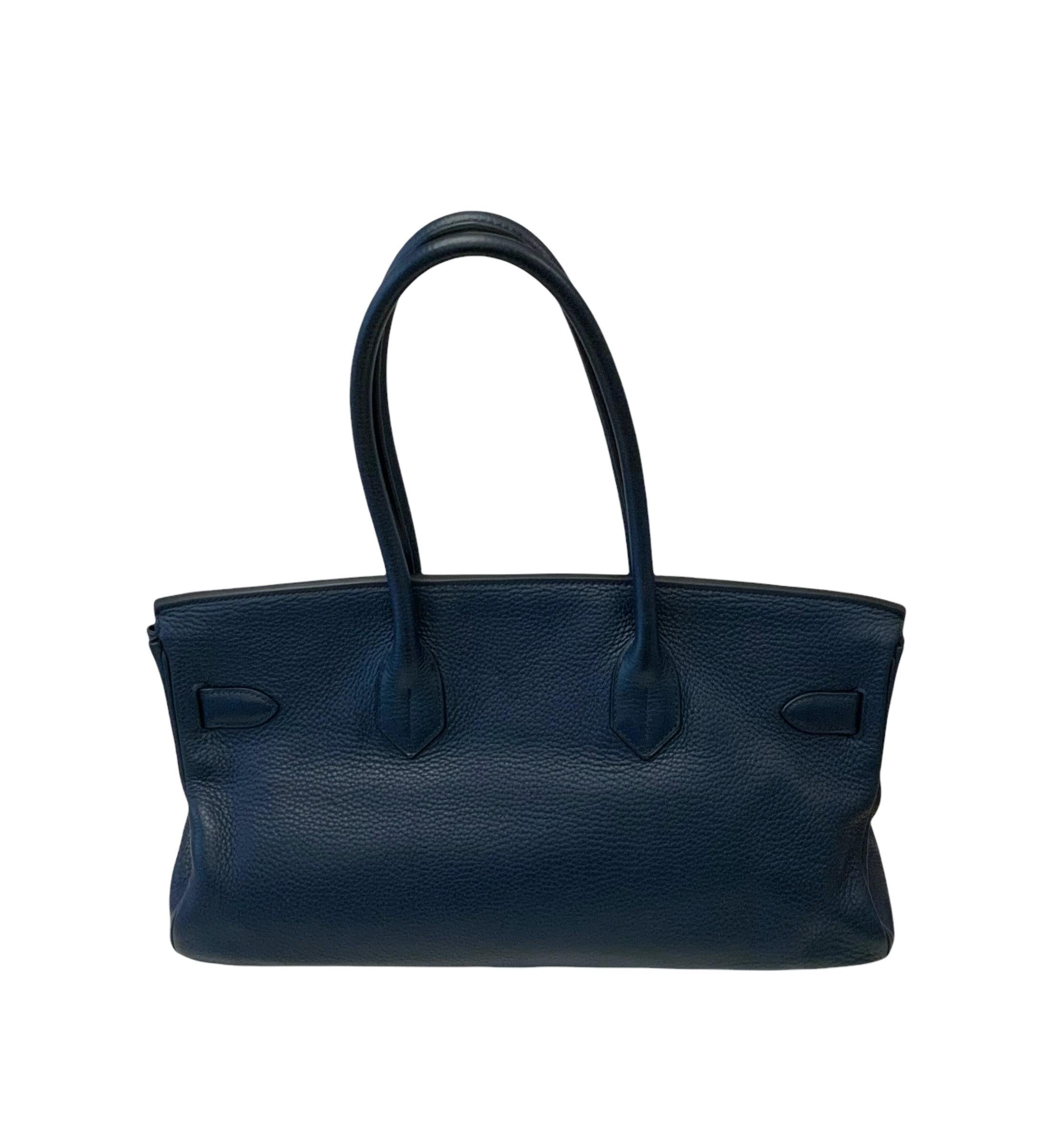 Ce sac à bandoulière Birkin a été baptisé d'après le cadeau que Jane Birkin a reçu de M. Dumas.
Il a été dessiné par Jean-Paul Gaultier, alors designer d'Hermès.

Il est confectionné dans un magnifique cuir Clémence de couleur bleue et sa