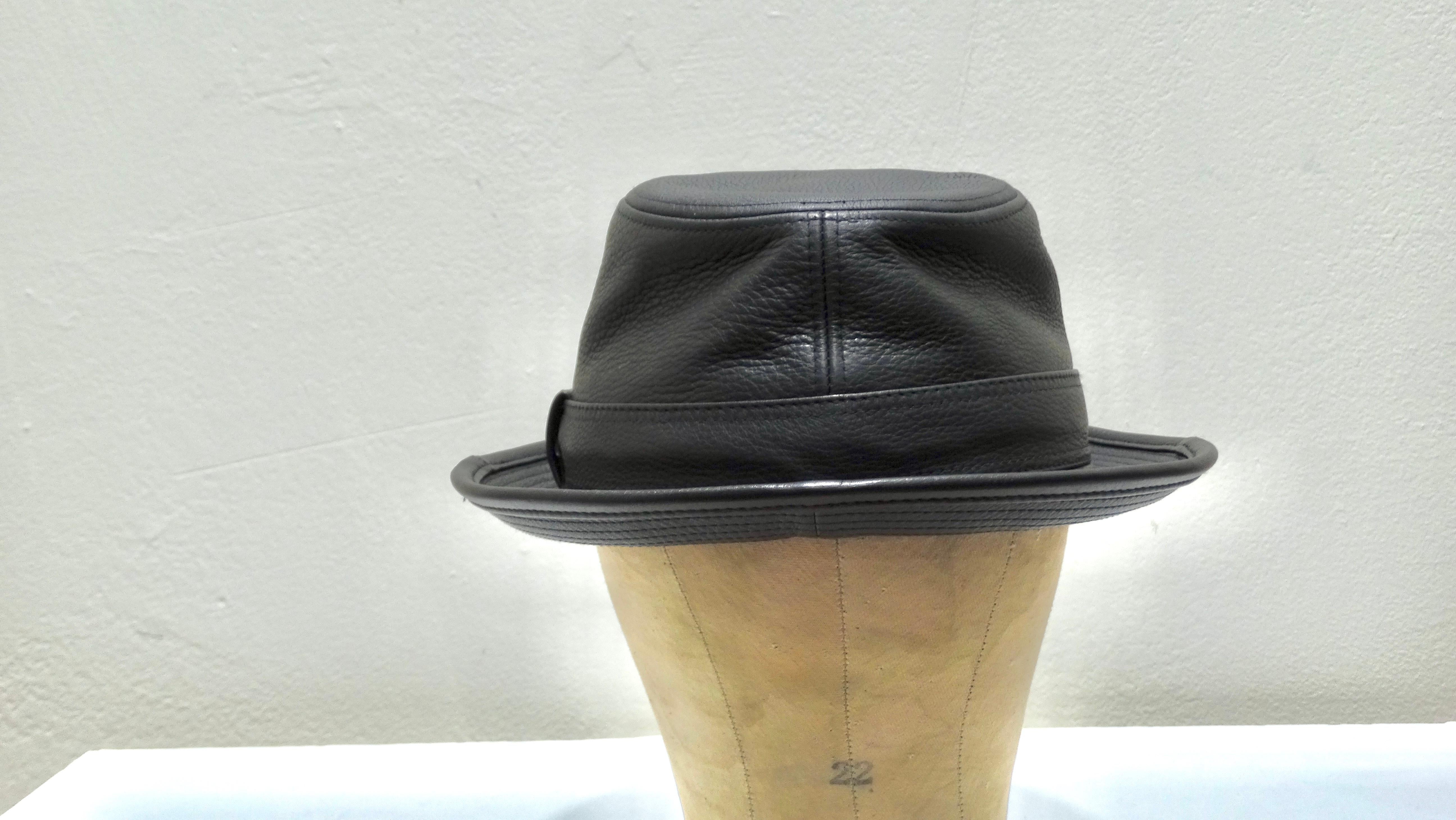  Ce chapeau en cuir Hermès Clémence en taurillon noir est parfait pour quiconque souhaite ajouter une couche de couverture tout en conservant un look élégant et raffiné. Avec ce chapeau classique en cuir Hermès, vous êtes sûr d'être remarqué dans la