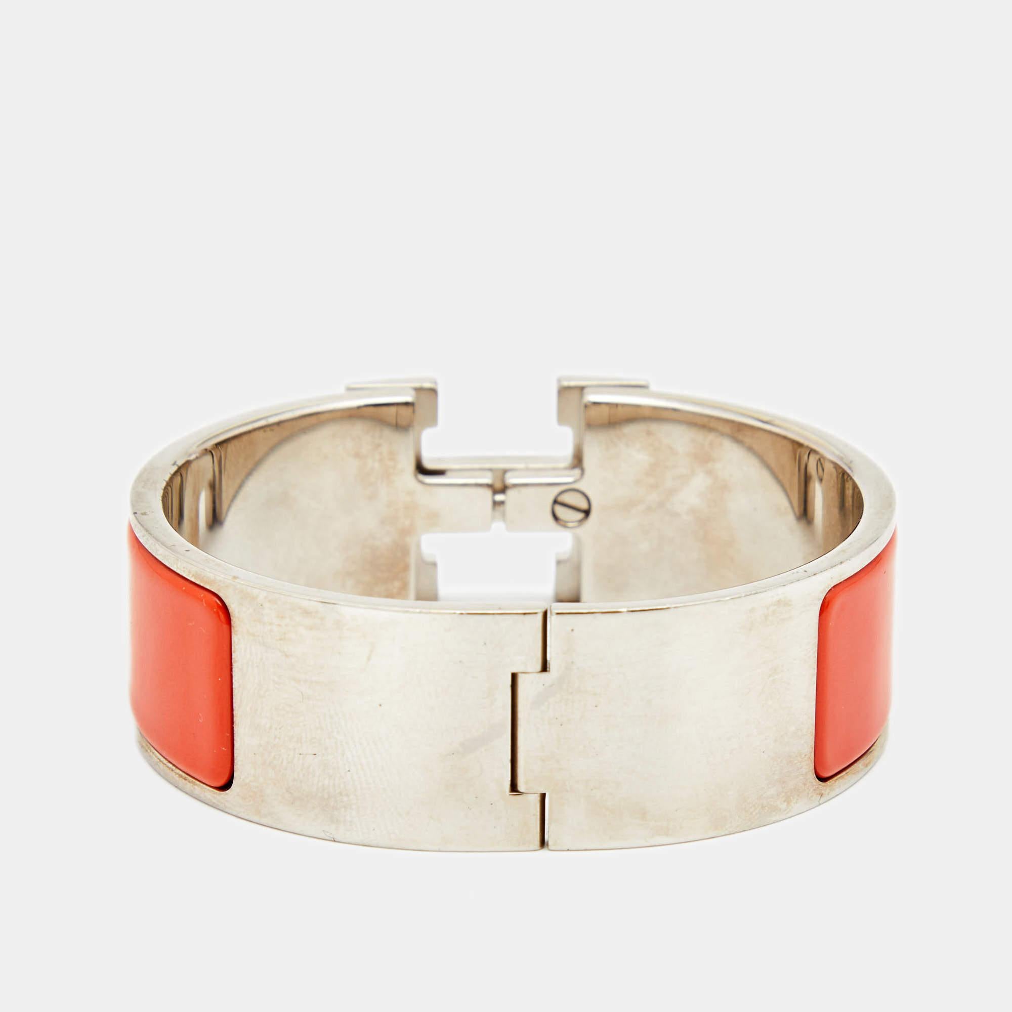 Adorn your wrist with this stunner of a bracelet from Hermès. The piece is from their Clic Clac H collection, and it has been crafted from palladium-plated metal and designed with enamel. This bracelet is complete with the iconic H. Get those