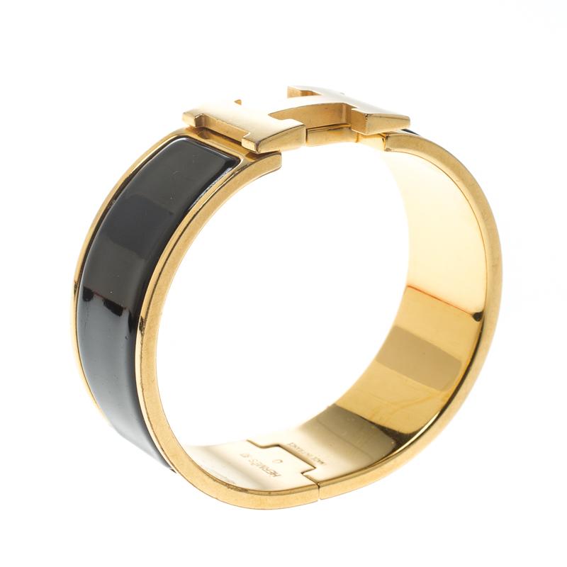One of the most popular designs from Hermes when it comes to accessories is the Clic Clac. The Clic Clac H collection is a hit amongst fashionable women and it's time you have one yourself. This piece has been crafted from gold-plated metal and