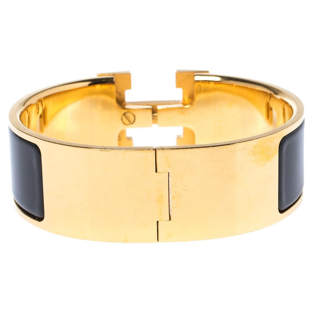 Adorn your wrist with this stunner of a bracelet from Hermès. The piece is from their Clic Clac H collection and it has been crafted from gold-plated metal and designed with black enamel. This bracelet is complete with the iconic H. Get those