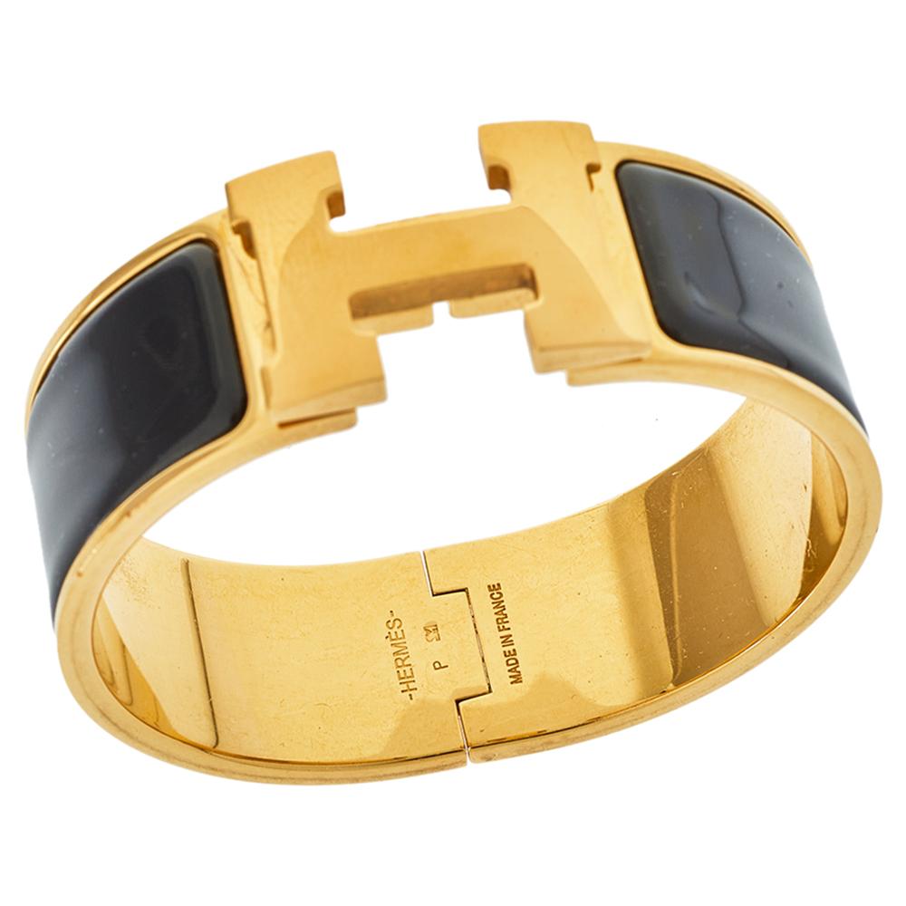 One of the most popular designs from Hermès when it comes to accessories is the Clic Clac H. The Clic Clac H collection is a hit amongst fashionable women and it's time you have one yourself. This piece is crafted from gold-plated metal and designed