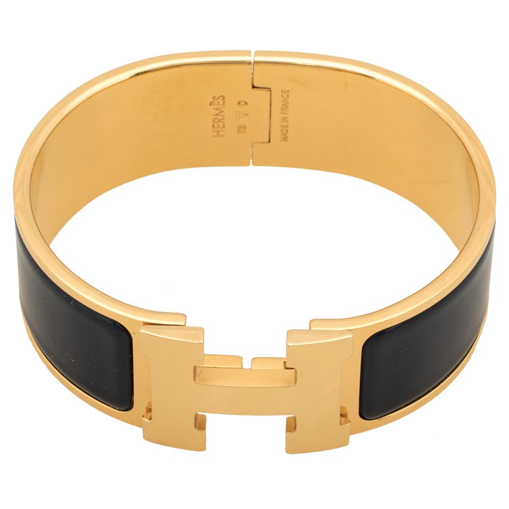 Adorn your wrist with this stunner of a bracelet from Hermes. The piece is from their Clic Clac H collection and it has been crafted from gold-plated metal and designed with blue enamel. This bracelet is complete with the iconic H. Get those