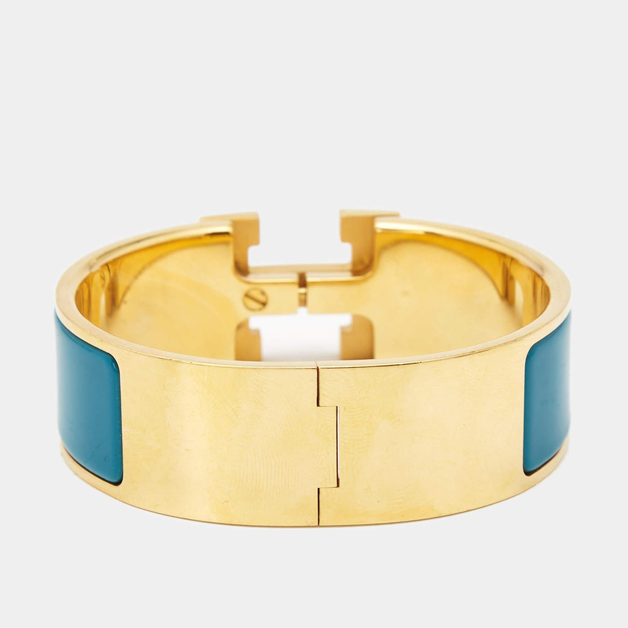 Adorn your wrist with this iconic bracelet from Hermès. The piece is from their Clic Clac H collection, and it has been crafted from gold-plated metal and added with enamel. This bracelet is complete with the iconic H.

Includes: Original Dustbag,