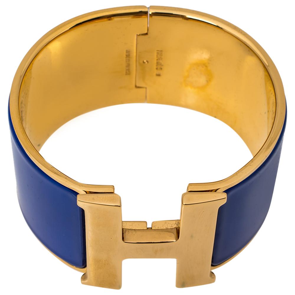 Adorn your wrist with this stunner of a bracelet from Hermès. The piece is from their Clic Clac H collection and it has been crafted from gold-plated metal and designed with blue enamel. This bracelet is complete with the iconic H. Get those