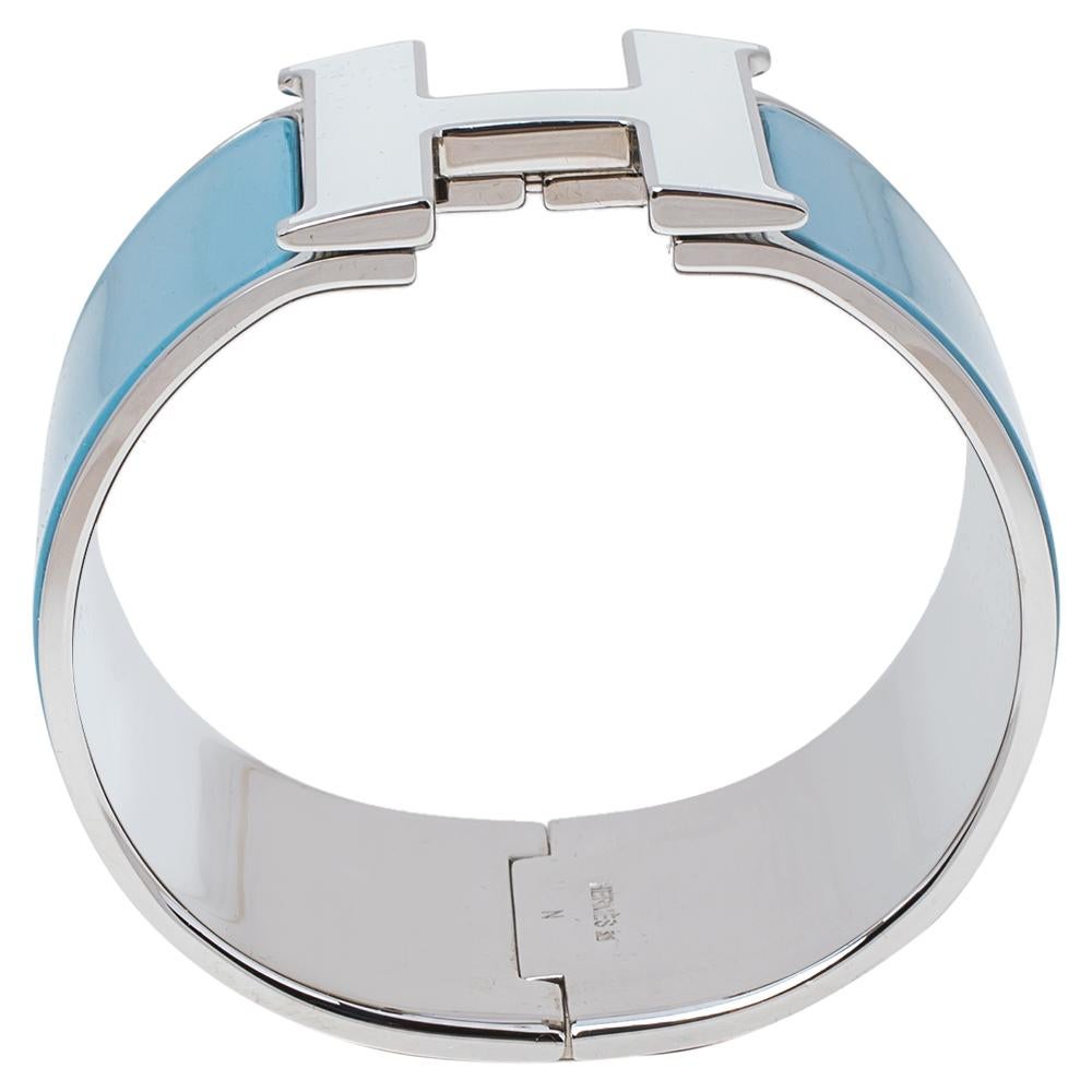 Adorn your wrist with this stunner of a bracelet from Hermès. The piece is from their Clic Clac H collection and it has been crafted from palladium-plated metal and designed with blue and white enamel. This bracelet is complete with the iconic H.