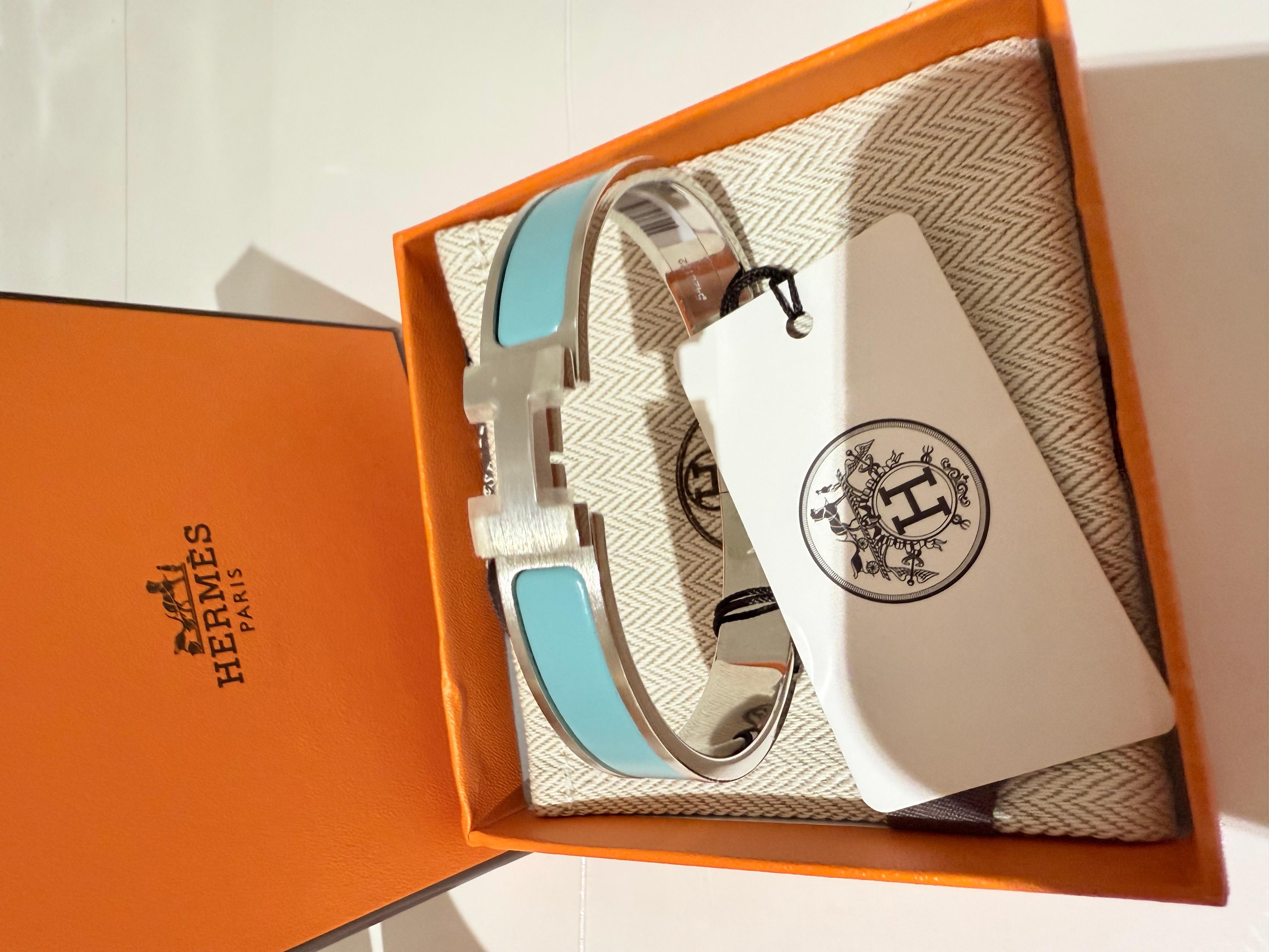 Hermes Clic Clac H bracelet in matte enamel with brushed palladium plated hardware in a gorgeous Lagon Mat (similar to a Tiffany blue) colour. Size T6 which fits wrist size 8.5