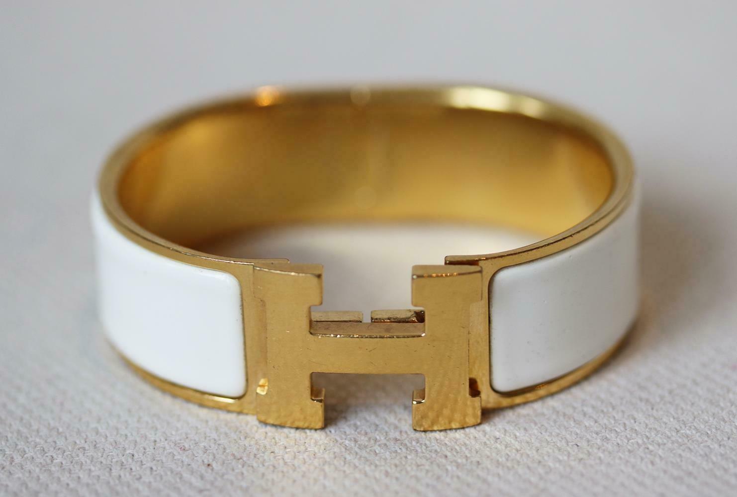 Hermès bracelet in craie cream enamel and gold-plated hardware. 
Craie cream enamel and gold-plated hardware. 
Push and twist closure.
Does not come with box or dustbag.

Dimensions: Circumference 6.8 x W 0.8 inches

Condition: Some wear to